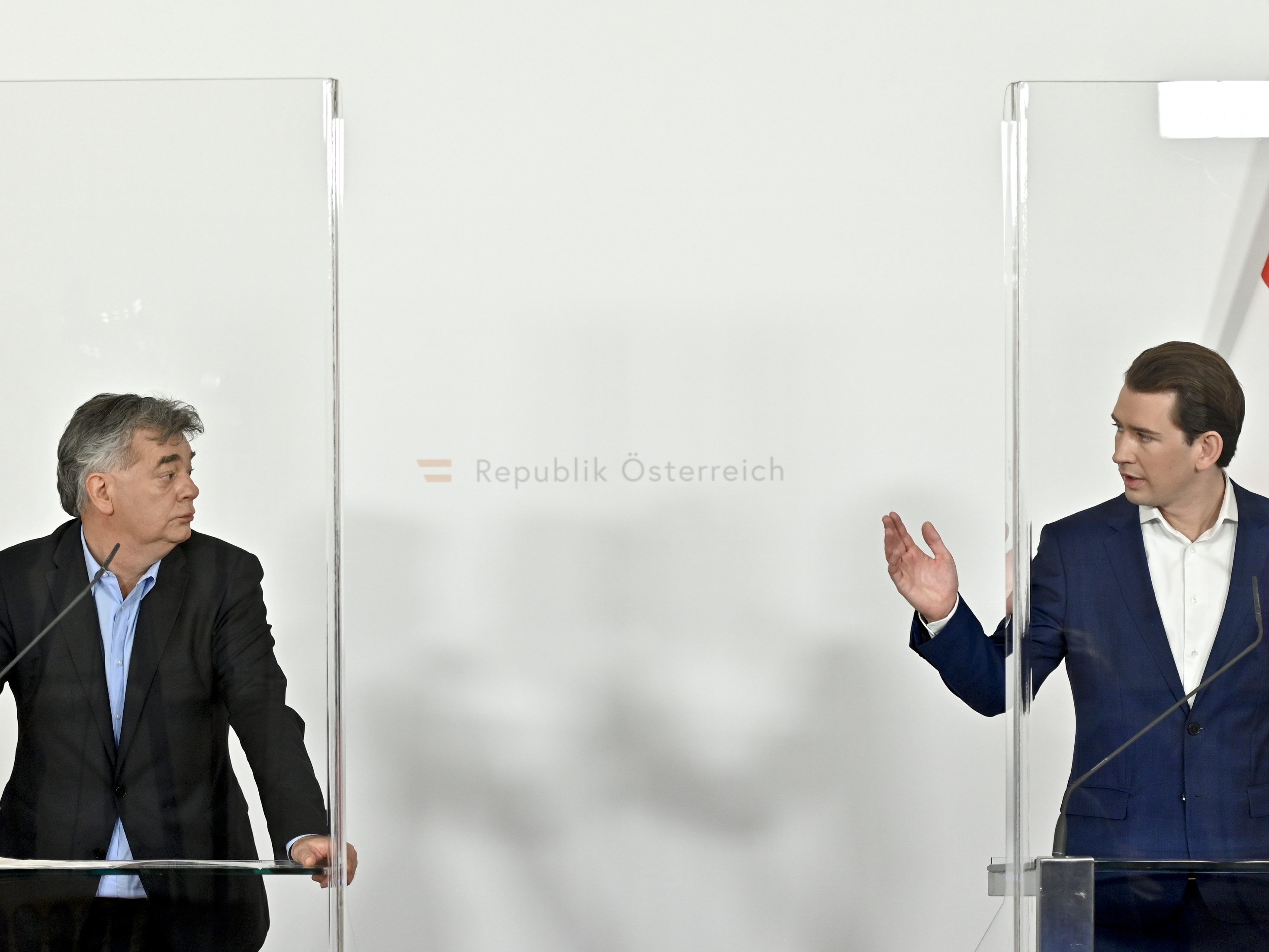 Vizekanzler Kogler (l.) und Bundeskanzler Kurz haben eine öffentliche Meinungsverschiedenheit.