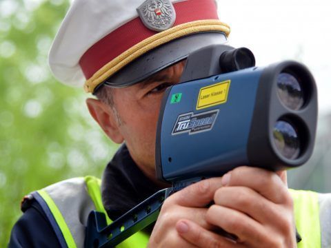 Erheblich zu schnell dran war ein Pkw-Lenker, der mit fast 150 km/h über die A22 raste