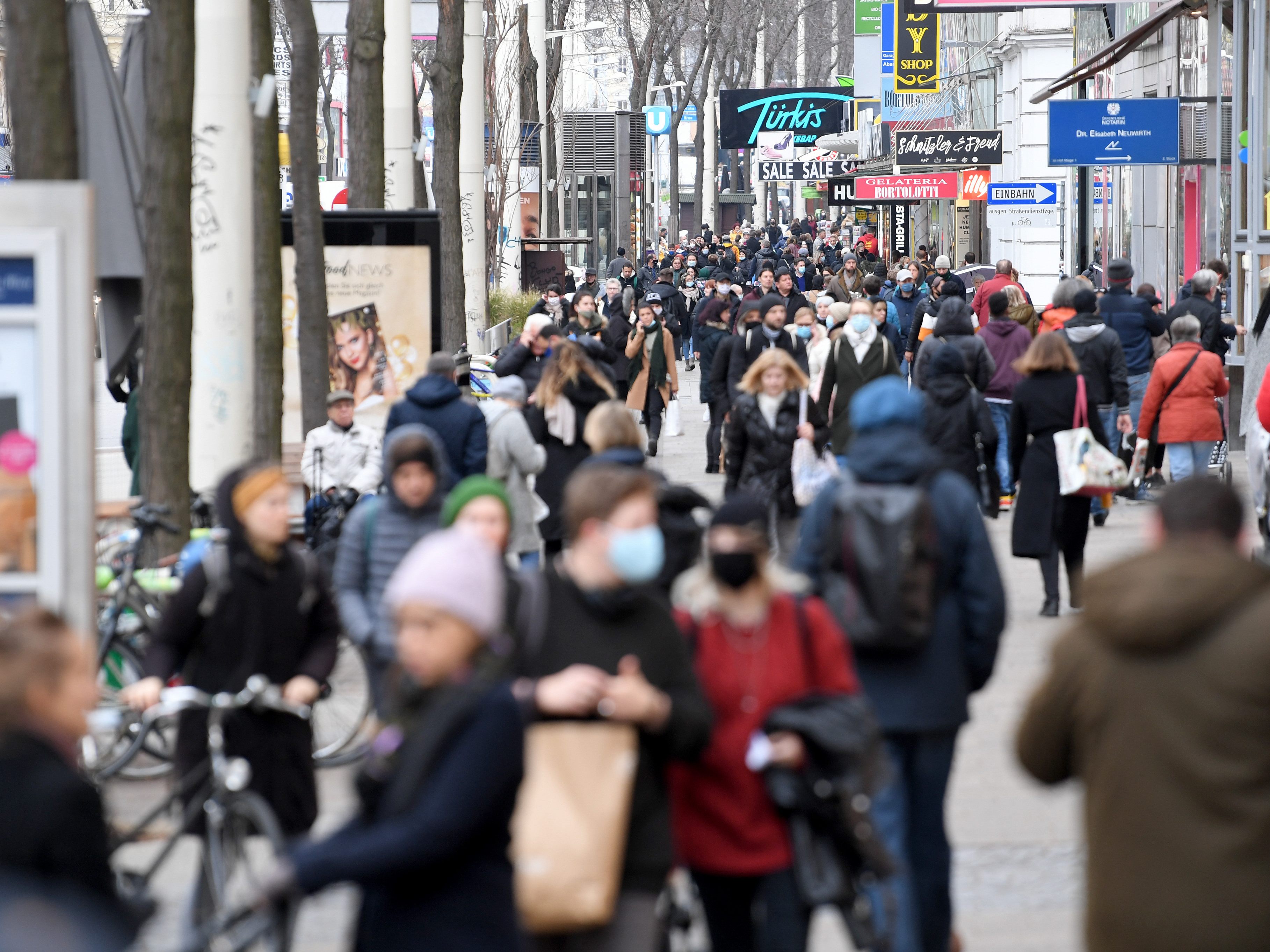 Auf der Mariahilfer Straße werden trotz Pandemie viele Shopping-Wütige erwartet. Auf der Mariahilfer Straße werden trotz Pandemie viele Shopping-Wütige erwartet.