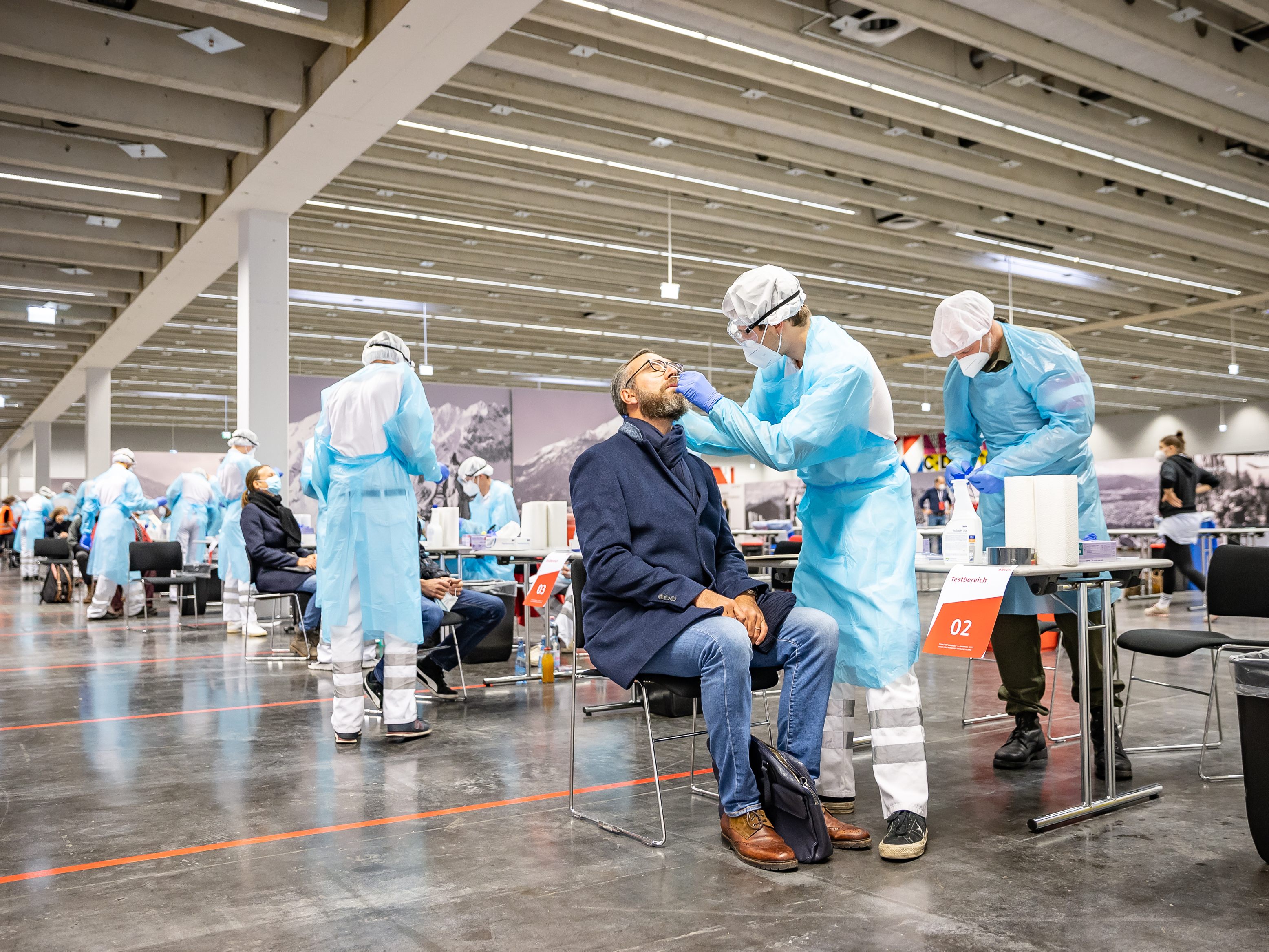Die Schnelltests müssten laut Experten am besten wöchentlich wiederholt werden.