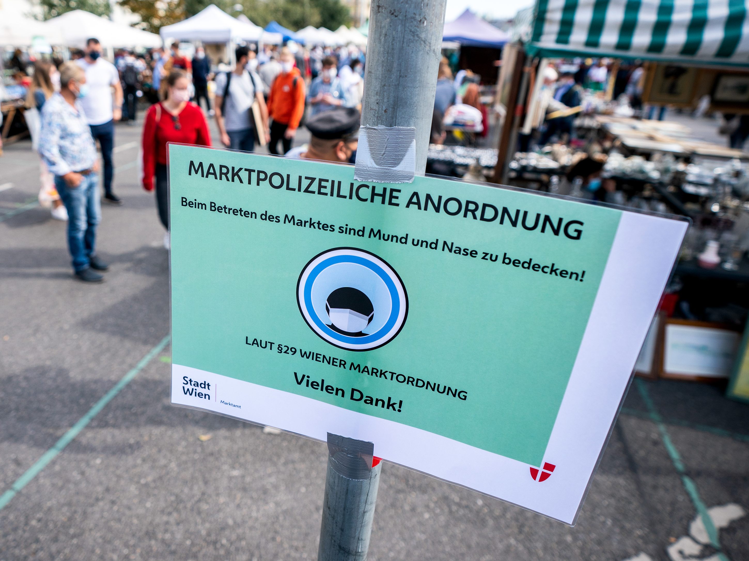 Auf dem Naschmarkt-Flohmarkt gilt Abstand- und Maskenpflicht.
