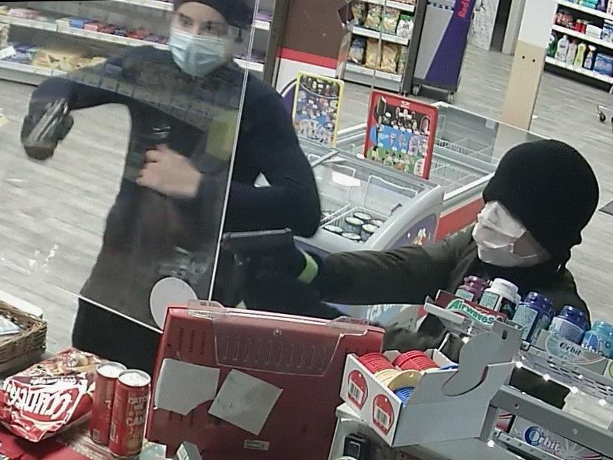 Tankstelle ausgeraubt: Diese beiden Männer werden polizeilich gesucht
