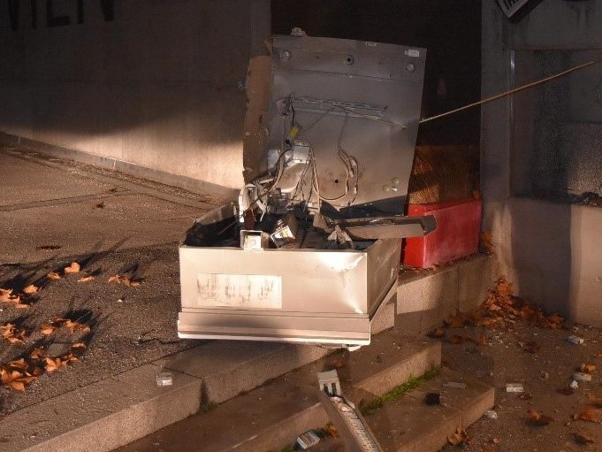 Erneut wurde ein Zigarettenautomat in Wien gesprengt. Erneut wurde ein Zigarettenautomat in Wien gesprengt.