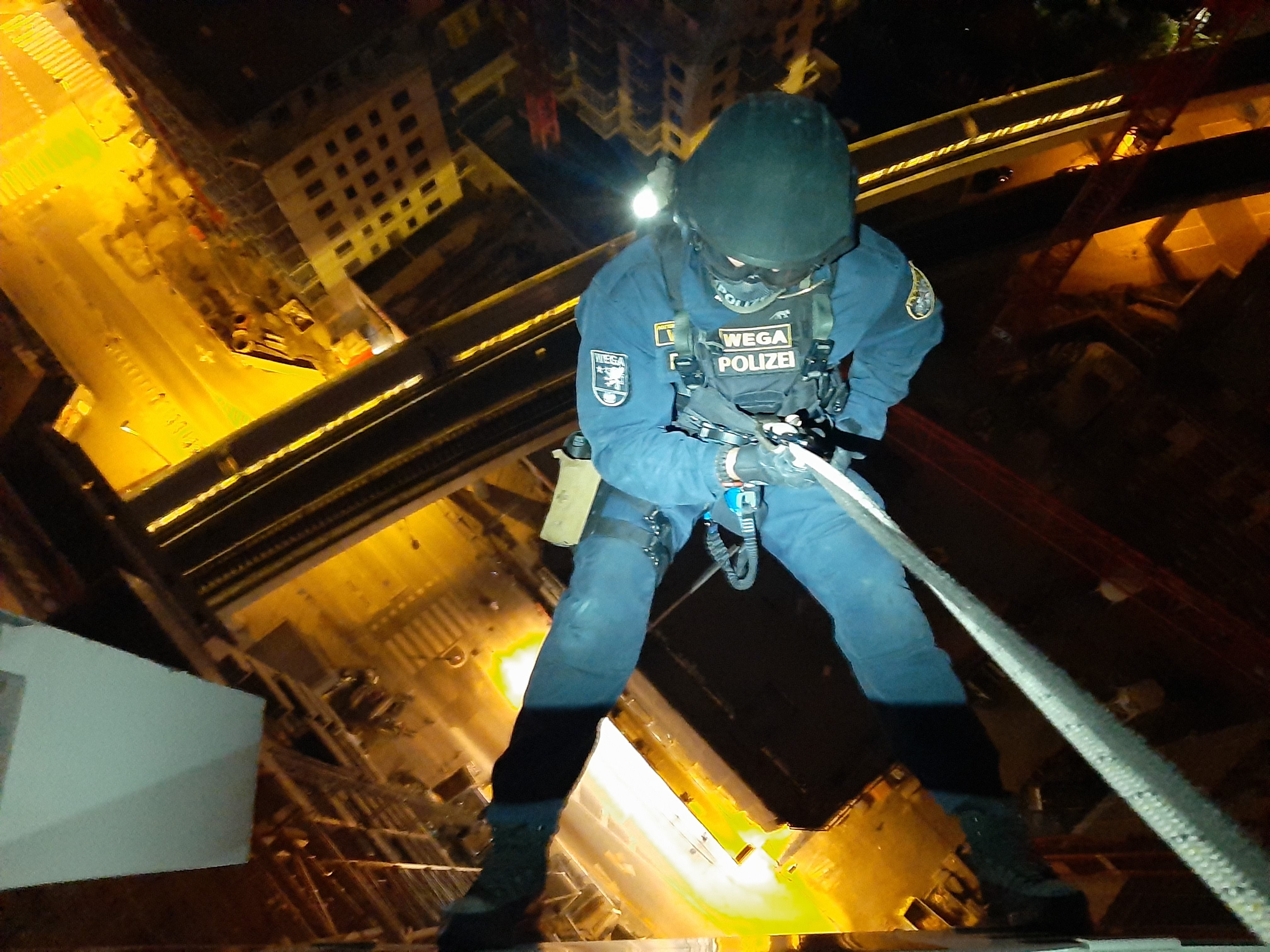 Die WEGA bei dem Einsatz auf einem Baukran in Wien-Penzing. Die WEGA bei dem Einsatz auf einem Baukran in Wien-Penzing.