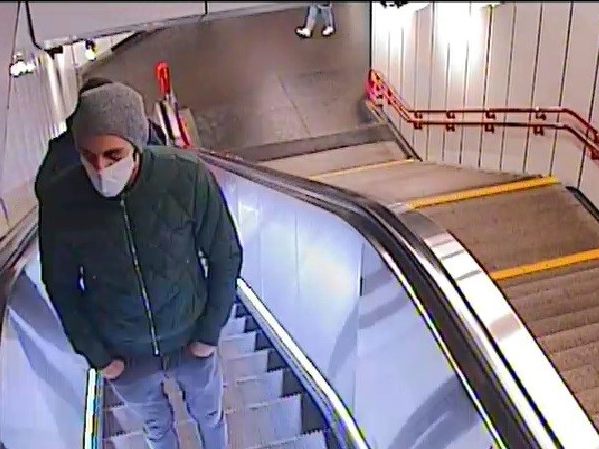 Dieser Mann soll eine Frau sexuell belästigt haben Dieser Mann soll eine Frau sexuell belästigt haben