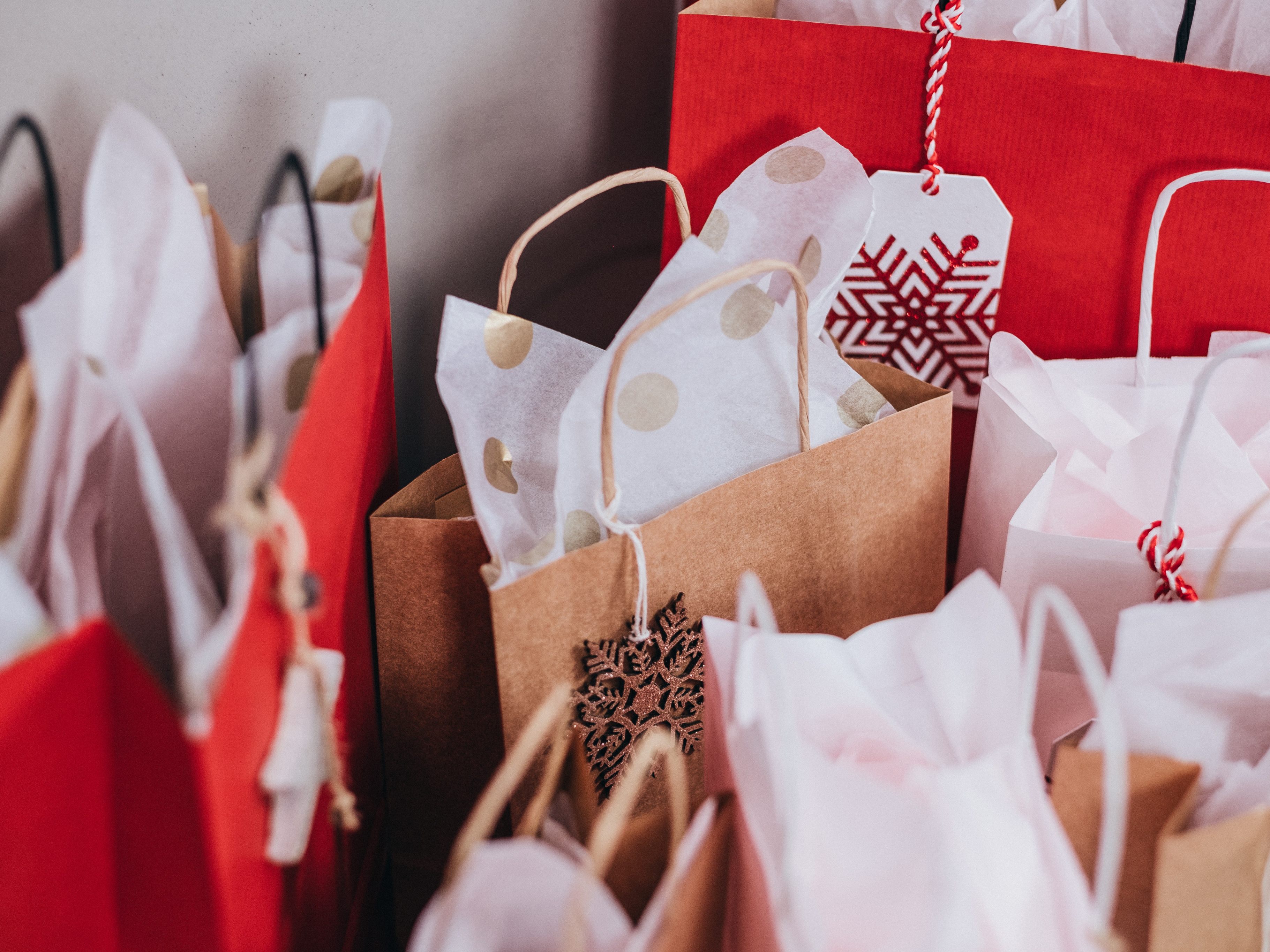 Der Handel verzeichnet im Weihnachtsgeschäft zwar Einbußen, doch dürften diese niedriger ausfallen als befürchtet