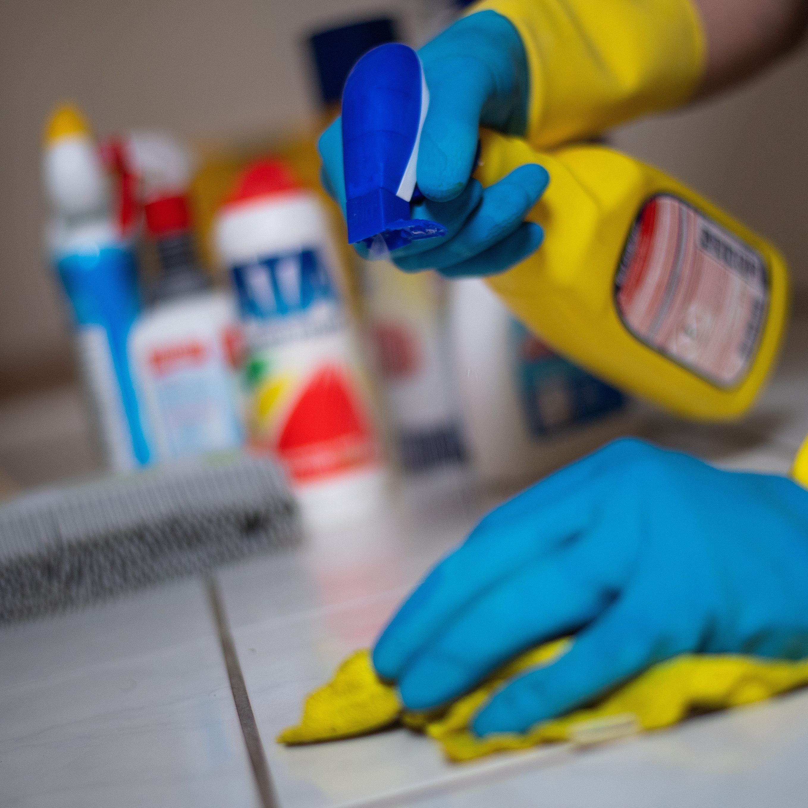 Besonders in "systemrelevanten Jobs" gibt es viele prekär Beschäftigte.