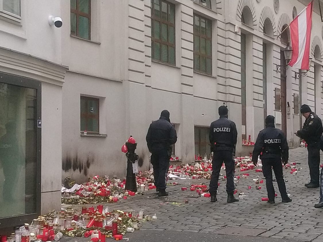 Die Frau zerstörte die Kerzen in der Seitenstettengasse. Die Frau zerstörte die Kerzen in der Seitenstettengasse.