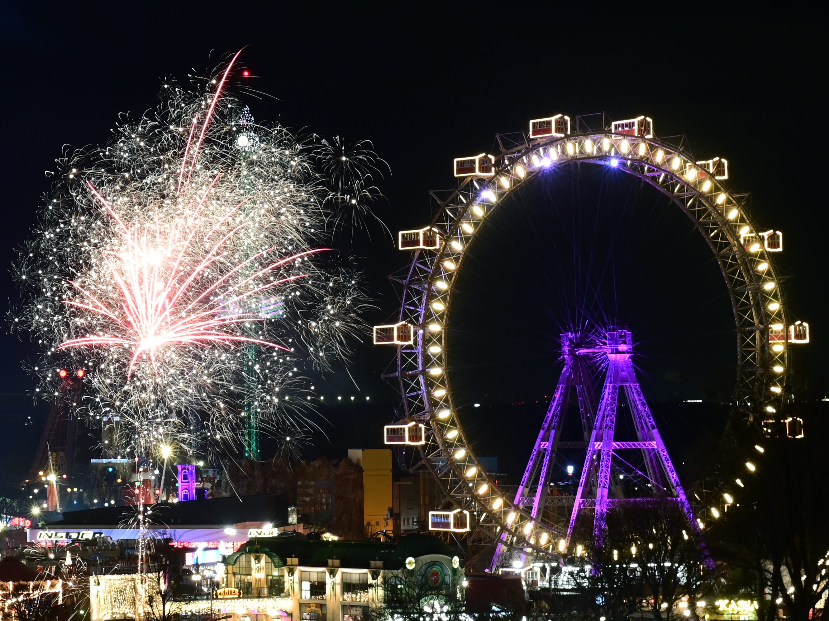 Die Corona-Maßnahmen sollen zu Silvester wieder verschärft werden. Die Corona-Maßnahmen sollen zu Silvester wieder verschärft werden.