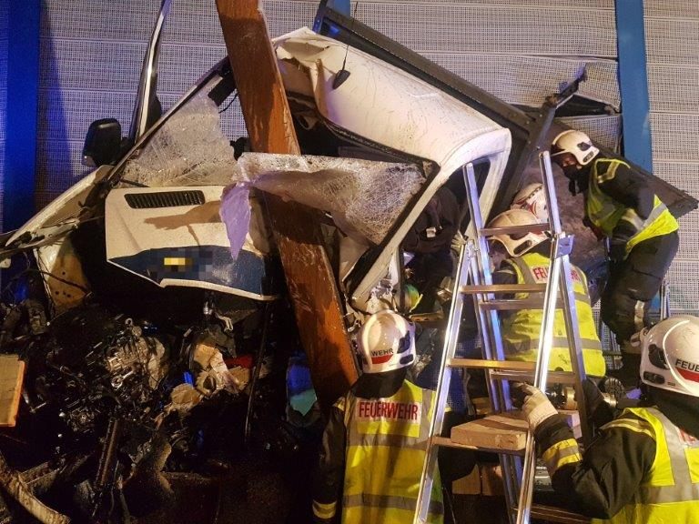 Der Kleintransporter ist nach dem Unfall kaum wiederzuerkennen. Der Kleintransporter ist nach dem Unfall kaum wiederzuerkennen.