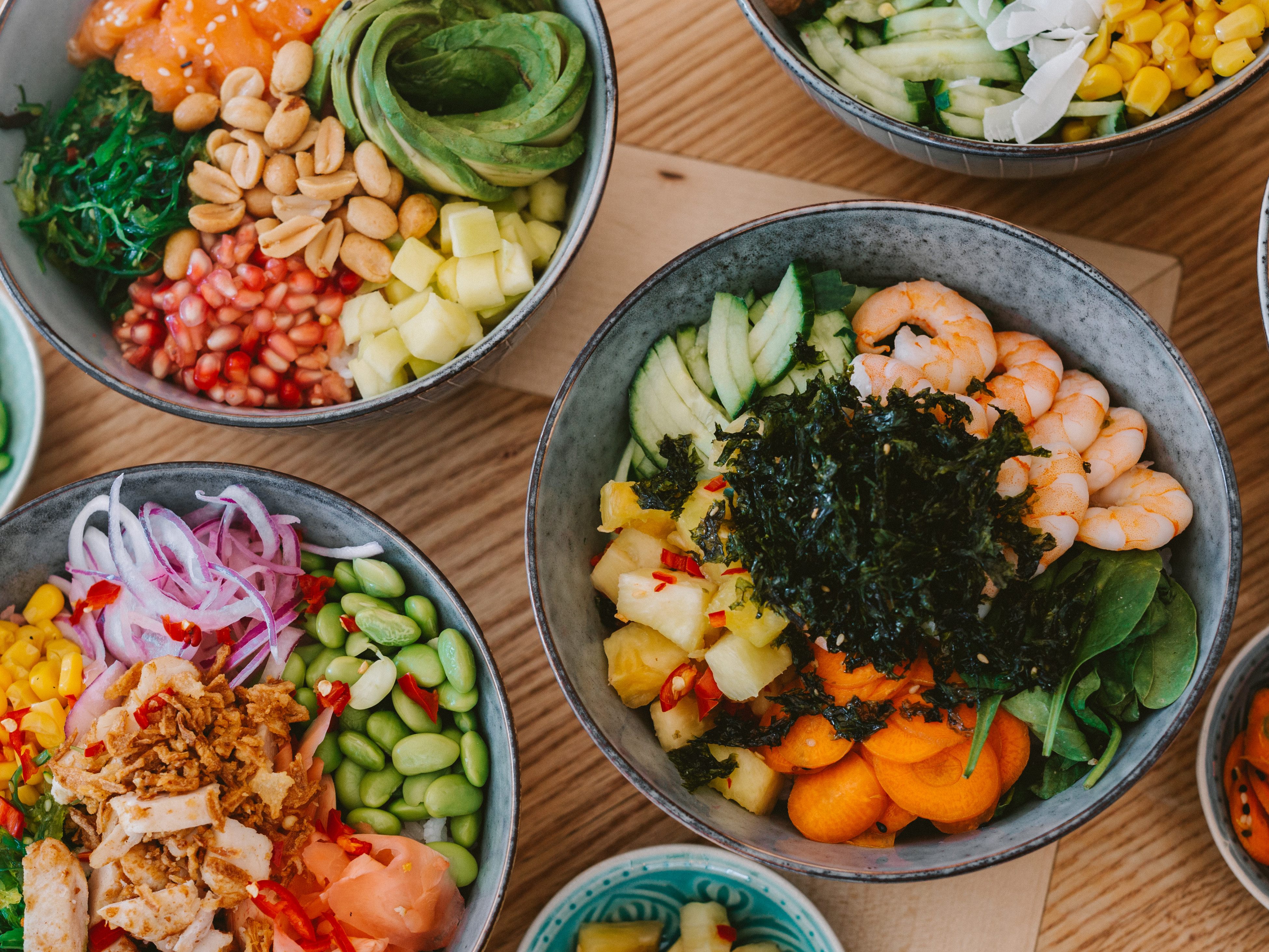Die Poke-Bowl bestehen grundsätzlich aus einer Reisbasis mit Gemüse und rohem Fisch. Die Poke-Bowl bestehen grundsätzlich aus einer Reisbasis mit Gemüse und rohem Fisch.