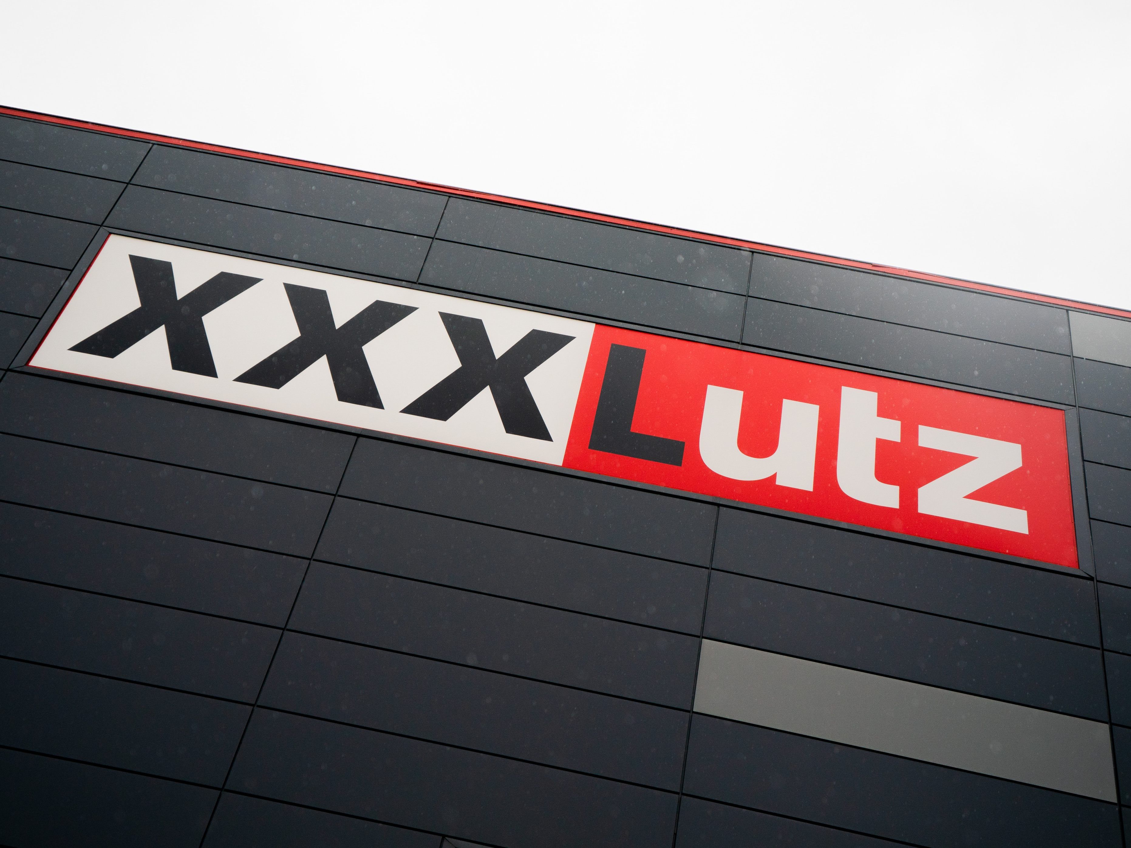 Der Möbelriese XXXLutz lockt mit saftigen Rabatten.