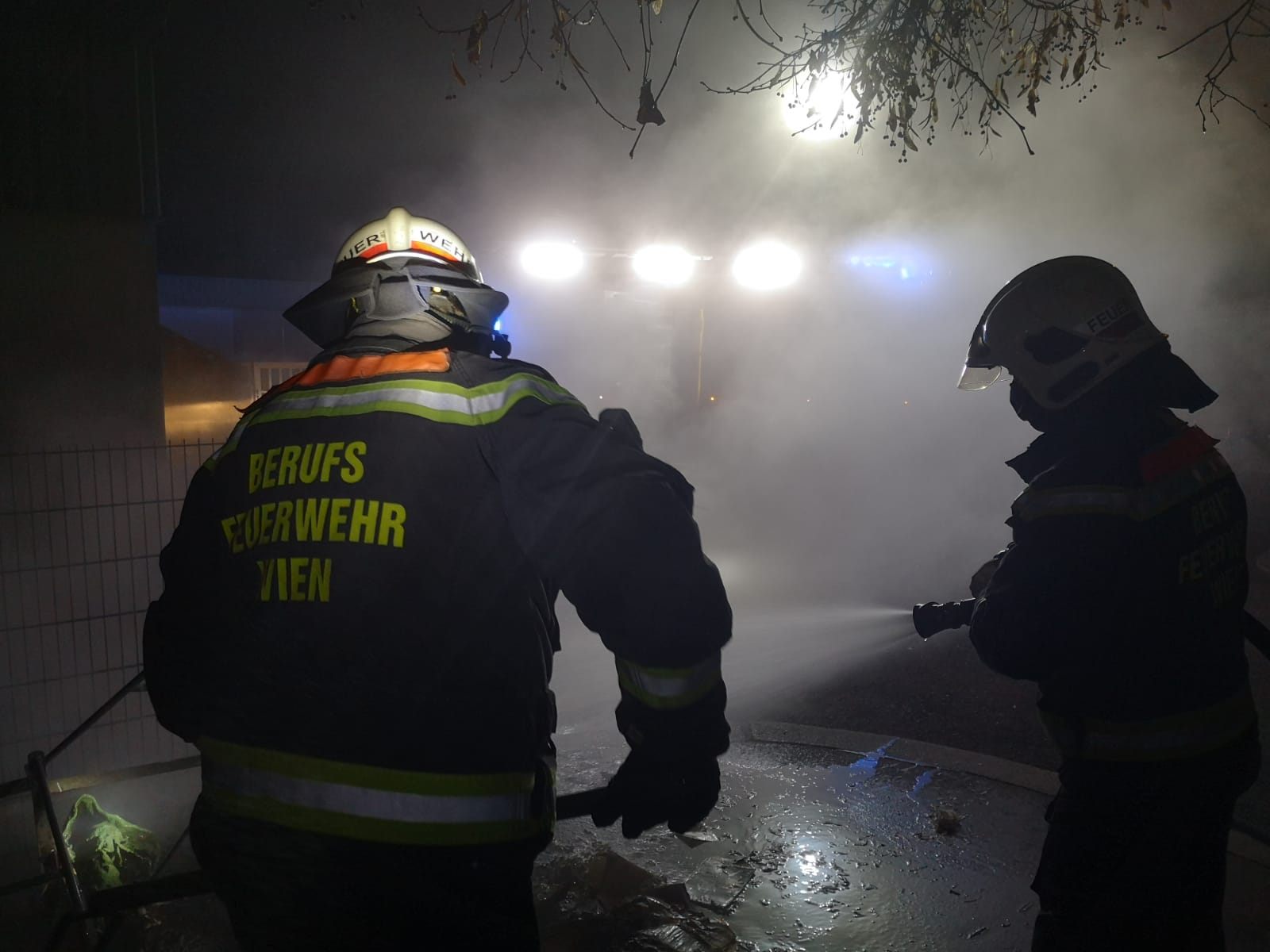 Silvesternacht in Wien: Frau aus verrauchter Wohnung gerettet. Silvesternacht in Wien: Frau aus verrauchter Wohnung gerettet.