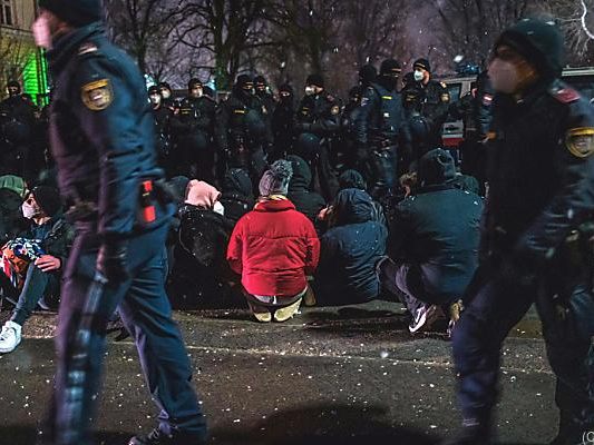 Polizei löste in der Nacht die Blockade beim Abschiebezentrum auf Polizei löste in der Nacht die Blockade beim Abschiebezentrum auf