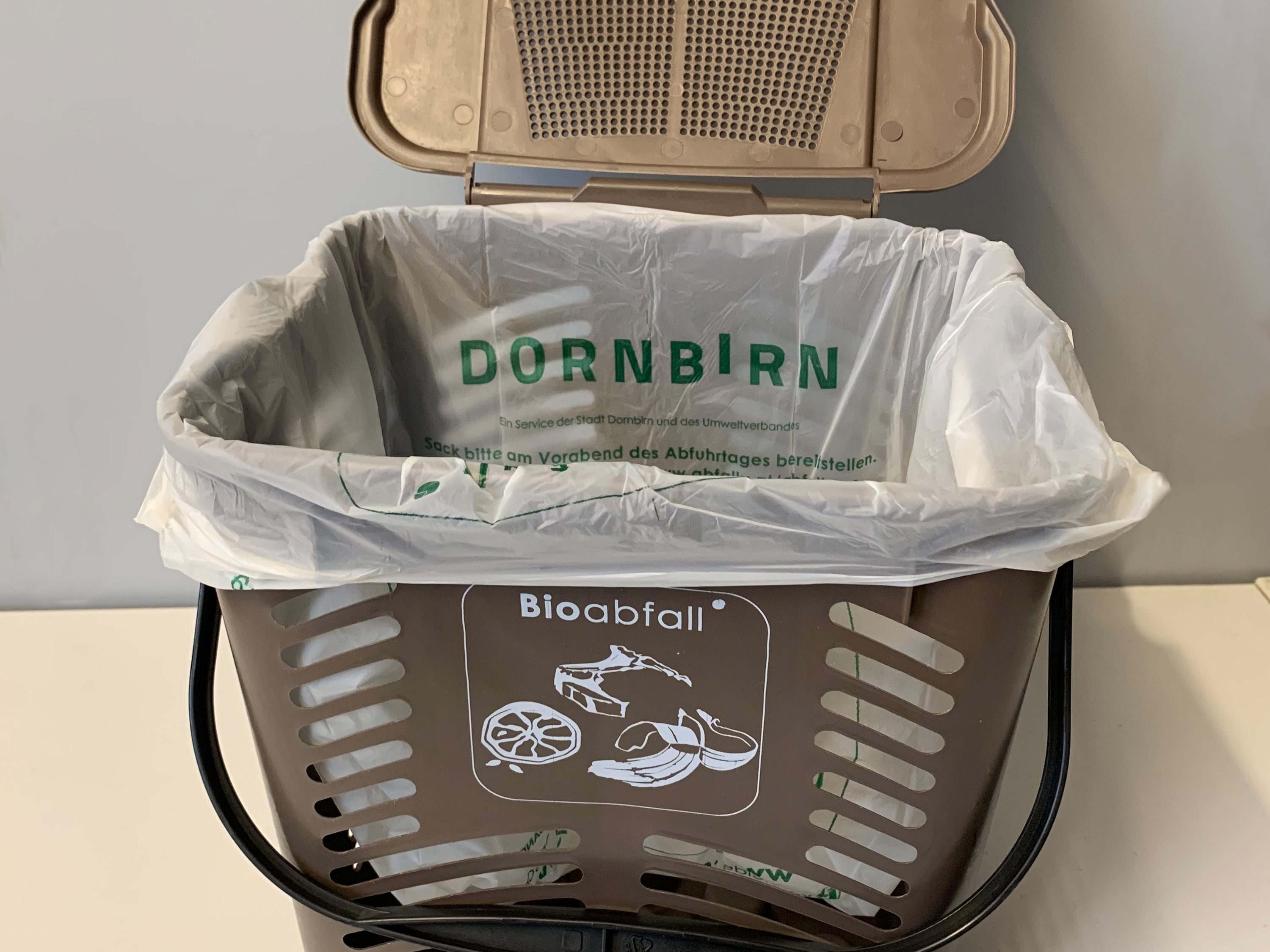 Mit den belüfteten Eimern sollten die abbaubaren Säcke nicht mehr reißen. Mit den belüfteten Eimern sollten die abbaubaren Säcke nicht mehr reißen.