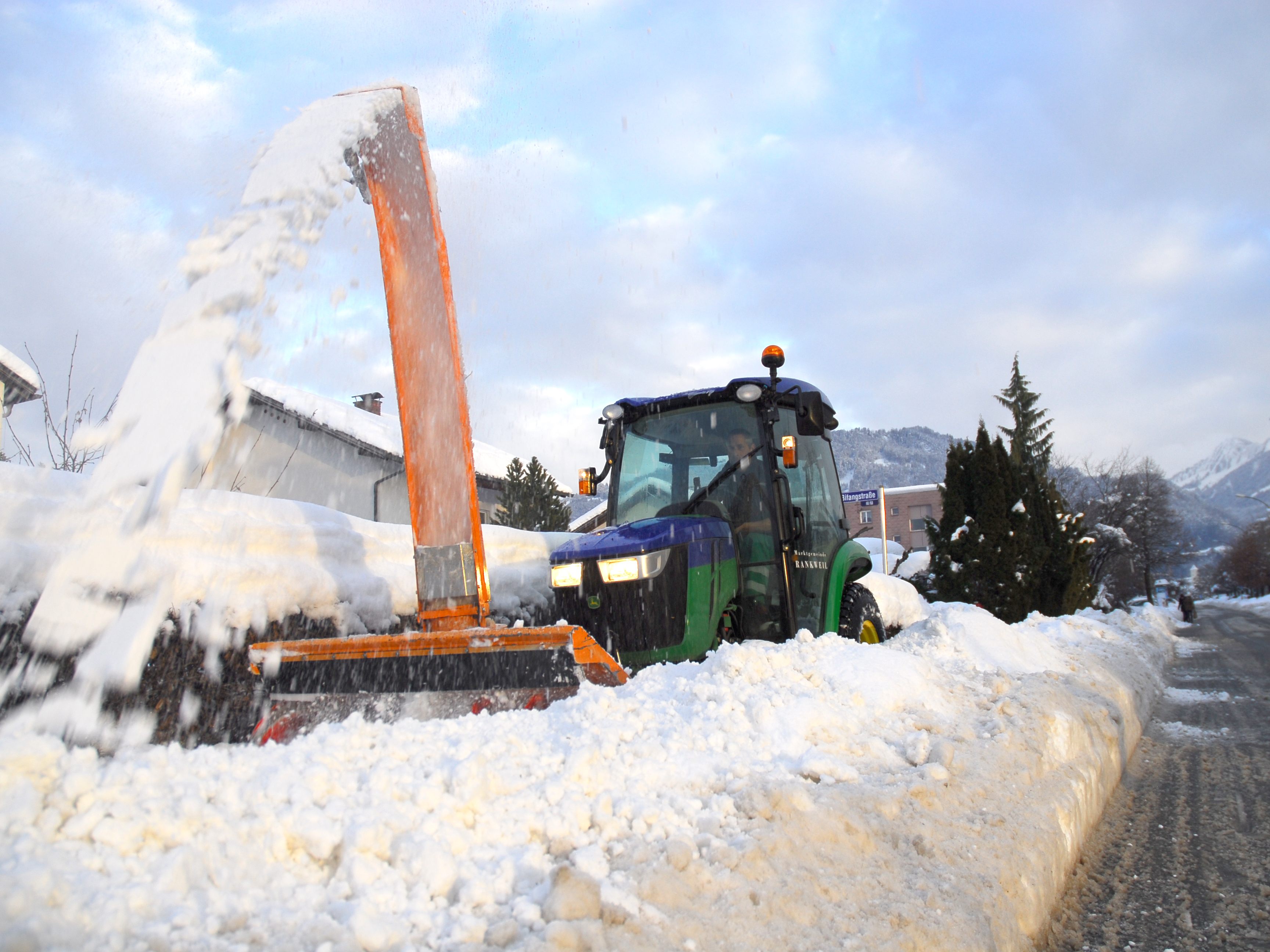 Ein Mitarbeiter des Rankweiler Bauhofs beim Räumen eines Gehsteigs. Ein Mitarbeiter des Rankweiler Bauhofs beim Räumen eines Gehsteigs.