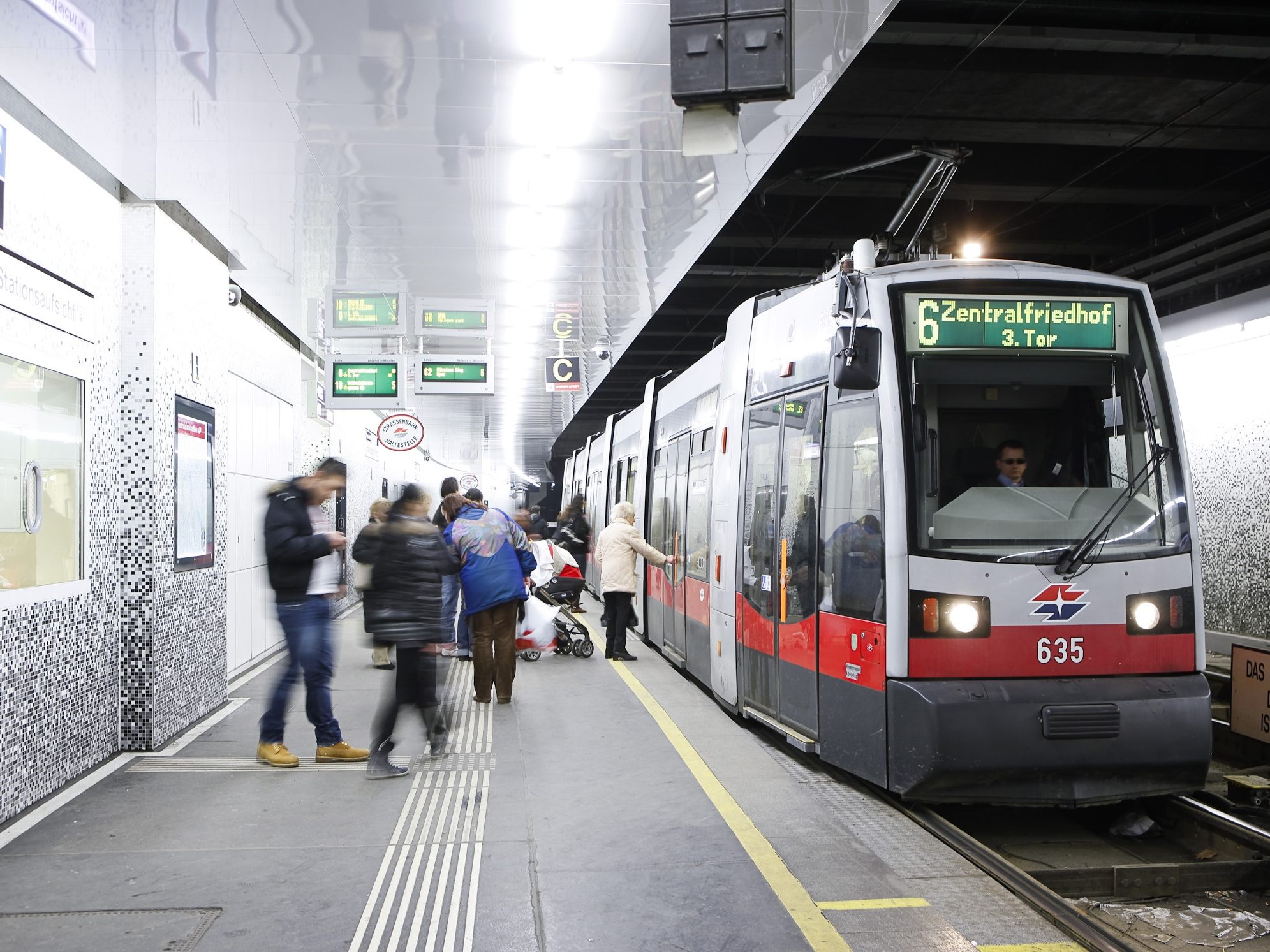 Am Matzleinsdorfer Platz werden umfangreiche Gleisbauarbeiten durchgeführt.