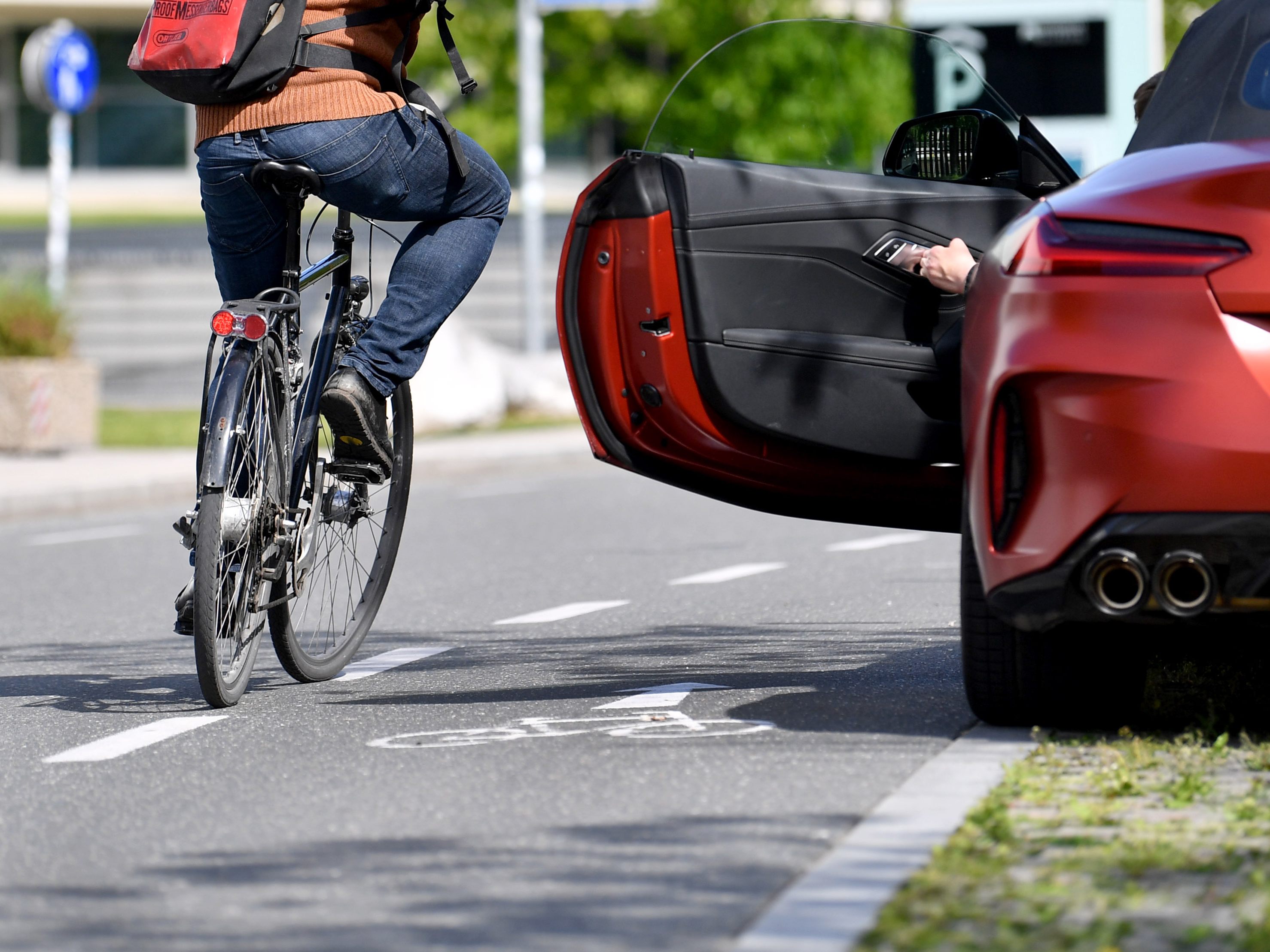 Der verletzte Radfahrer musste ins Krankenhaus gebracht werden. Der verletzte Radfahrer musste ins Krankenhaus gebracht werden.