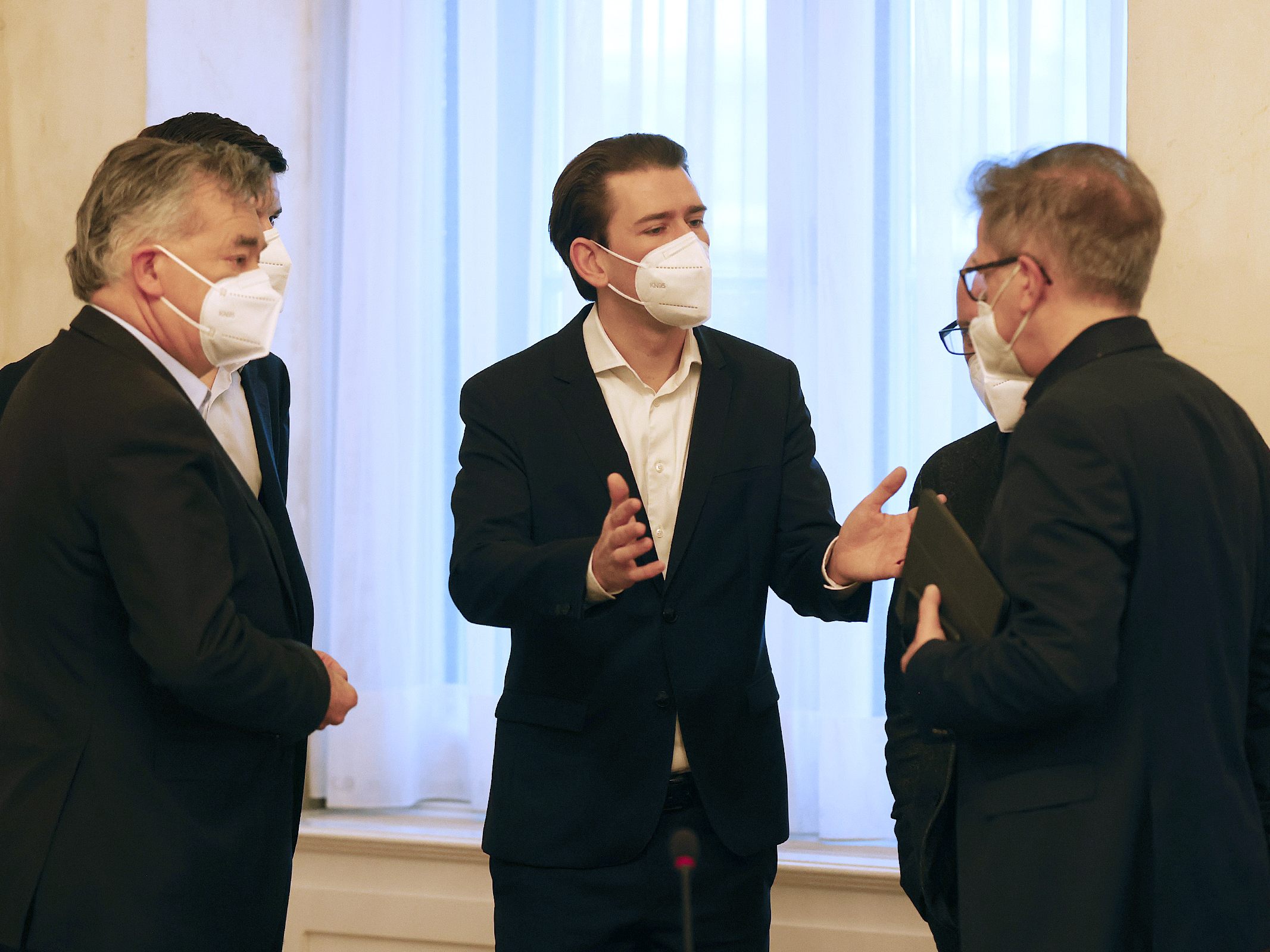 Die Regierung will Gespräche mit den Länderchefs und der Opposition führen. Die Regierung will Gespräche mit den Länderchefs und der Opposition führen.
