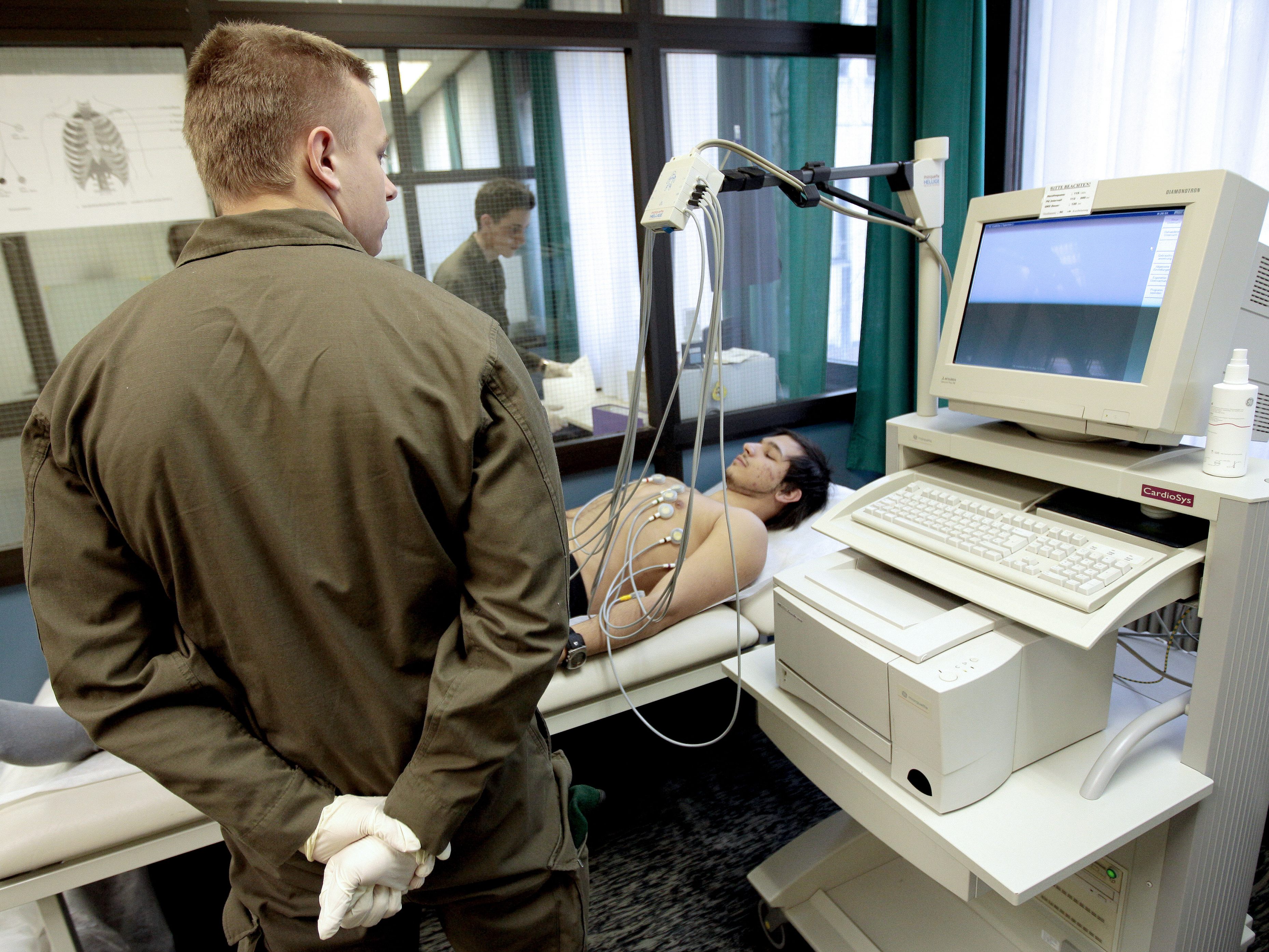 Nach Kritik dazu, dass das Bundesheer bei Stellung und Co. bisher nicht auf Corona testete, sind ab Montag Tests geplant Nach Kritik dazu, dass das Bundesheer bei Stellung und Co. bisher nicht auf Corona testete, sind ab Montag Tests geplant