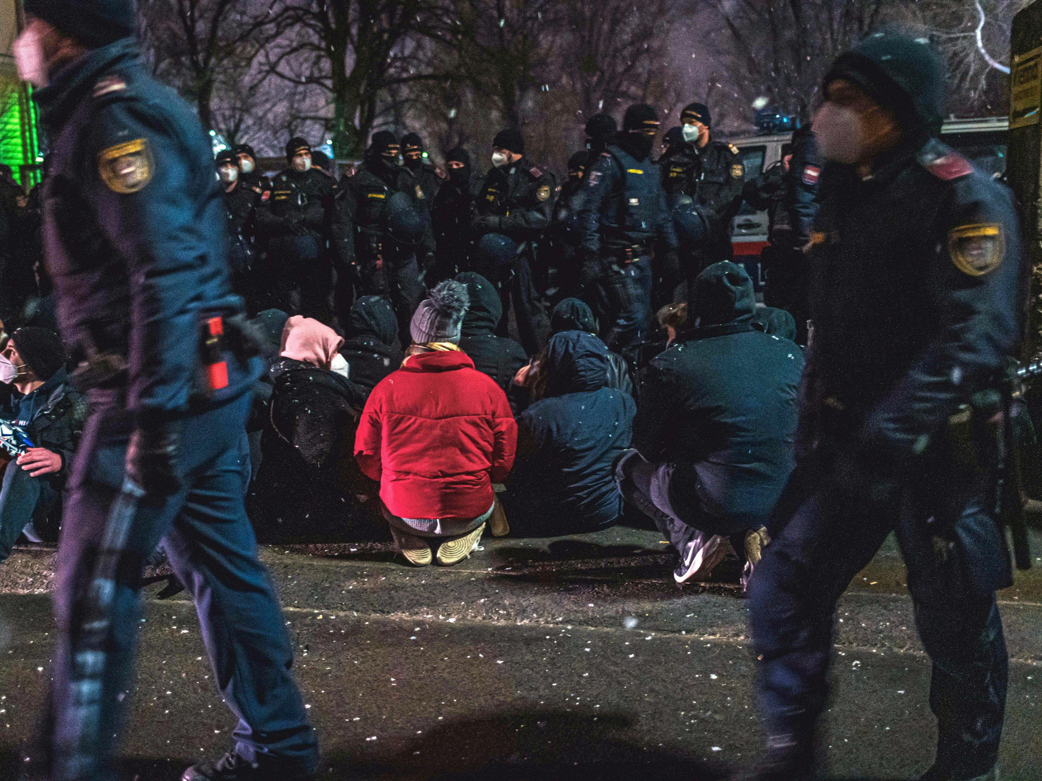 Kurz vor 5.00 Uhr beendete die Polizei den Protest gegen die Abschiebungen.