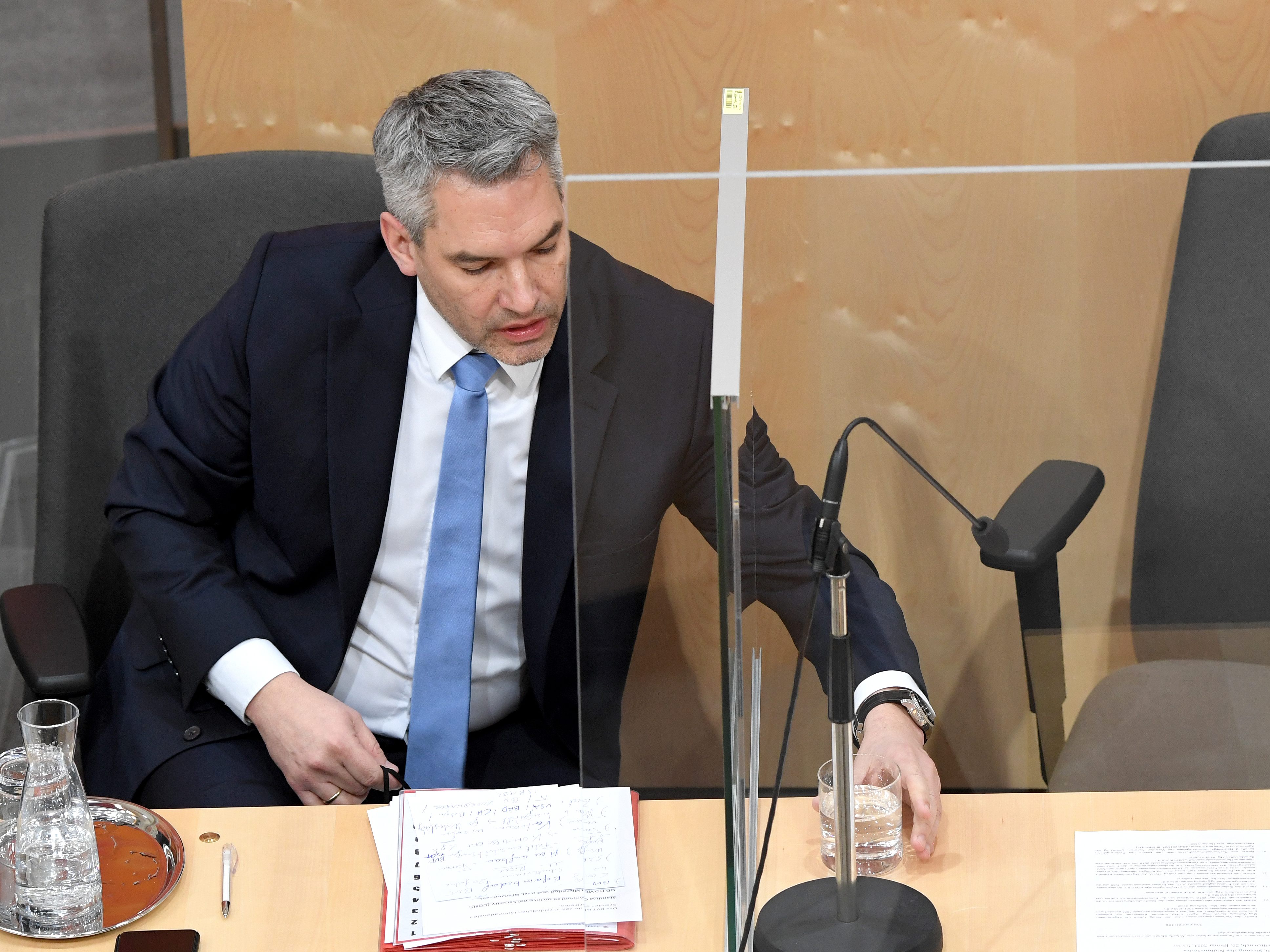 Nehammer rechtfertigte am Freitagnachmittag das Vorgehen. Nehammer rechtfertigte am Freitagnachmittag das Vorgehen.