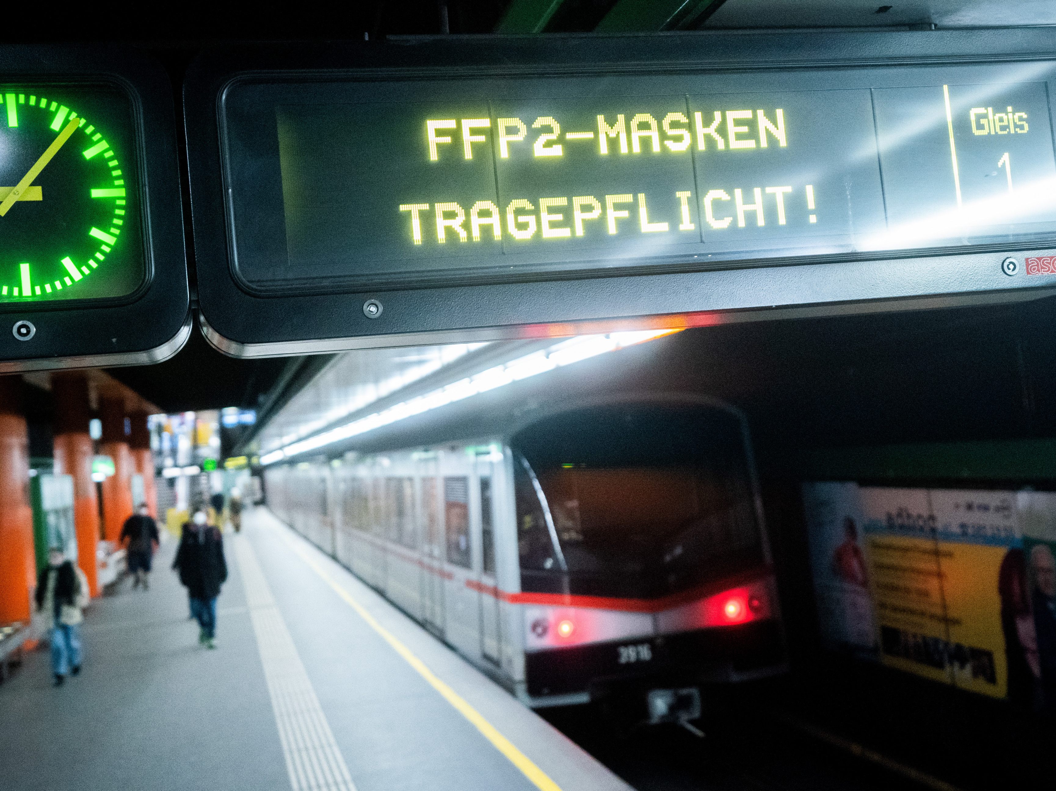 In den Wiener Öffis muss eine FFP2-Maske getragen werden.