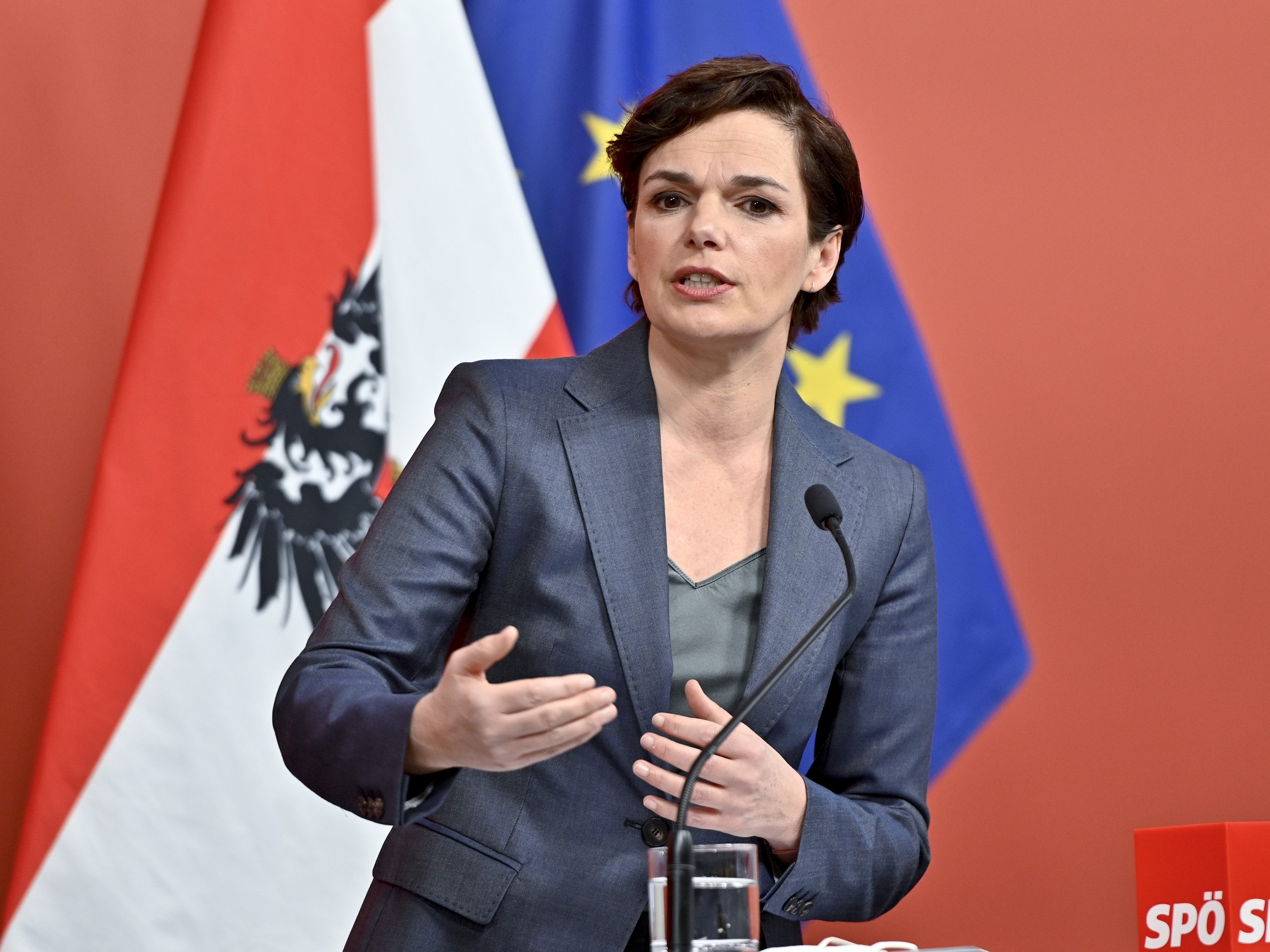 Laut Rendi-Wagner sollten Schüler ab 8. Februar zum Präsenzunterricht zurückkehren. Laut Rendi-Wagner sollten Schüler ab 8. Februar zum Präsenzunterricht zurückkehren.