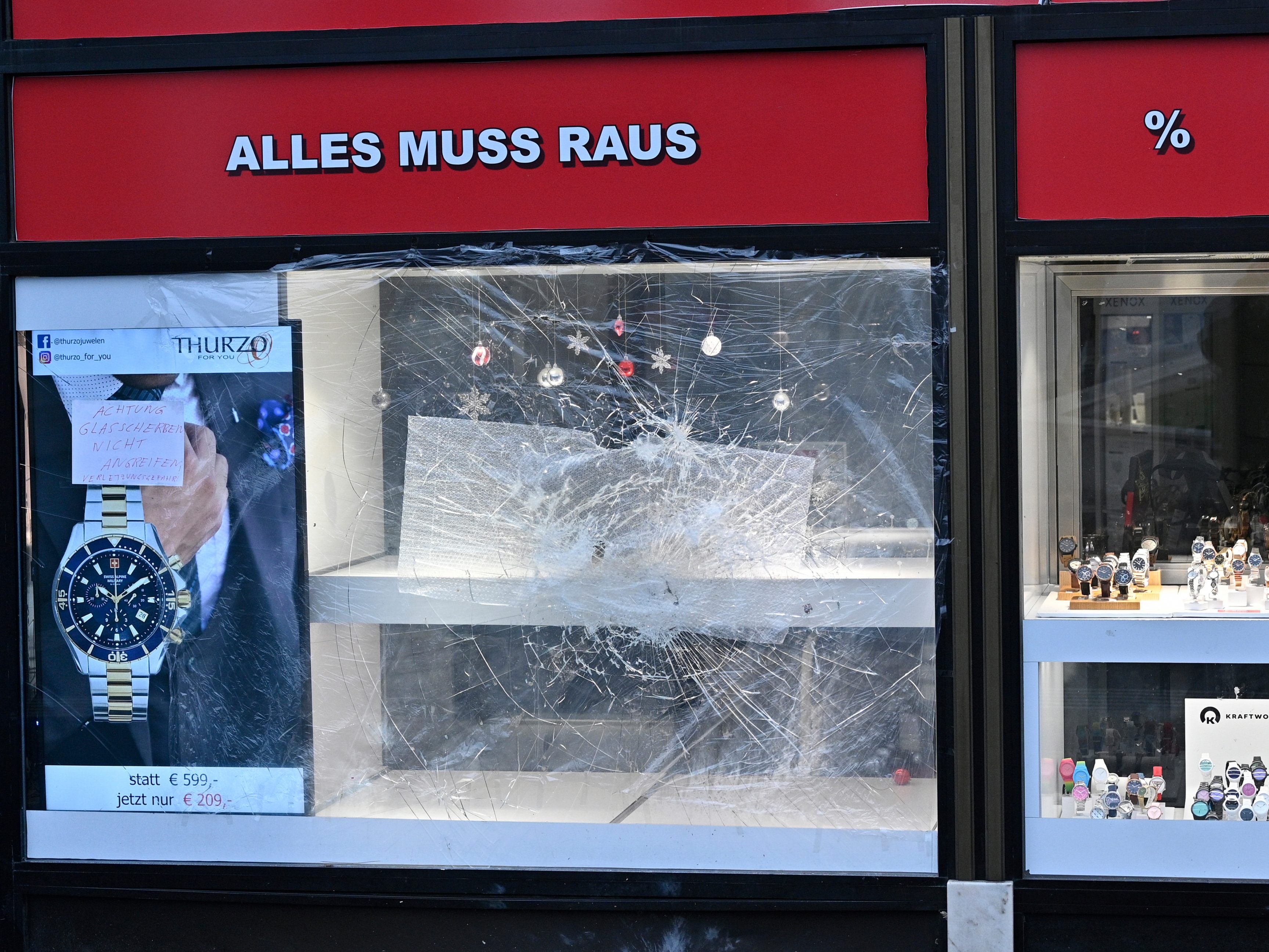 nnenminister verurteilt Sachbeschädigungen in Wien-Favoriten. nnenminister verurteilt Sachbeschädigungen in Wien-Favoriten.