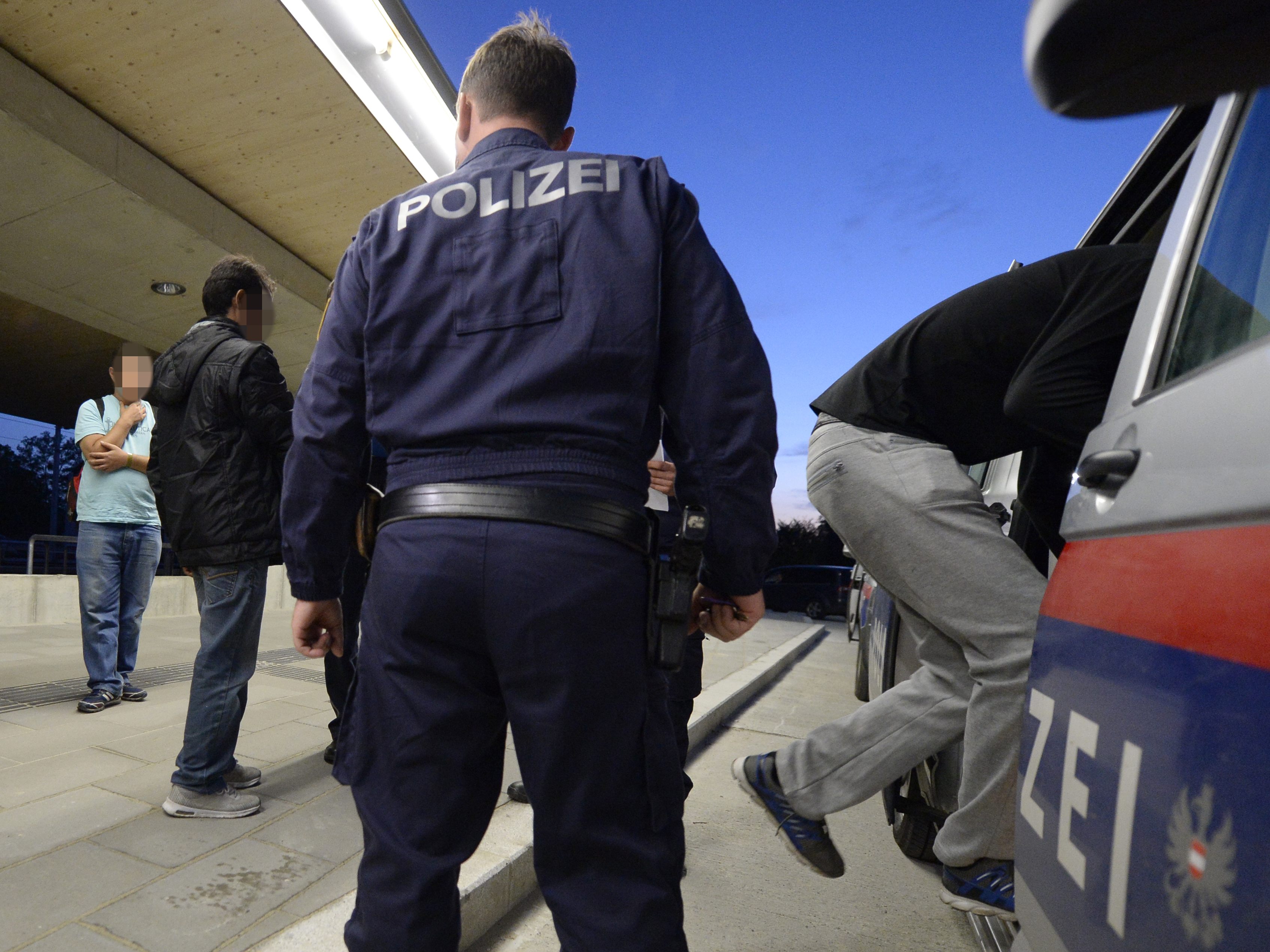 Die Wiener Polizei stoppte ein Schlepperfahrzeug Die Wiener Polizei stoppte ein Schlepperfahrzeug