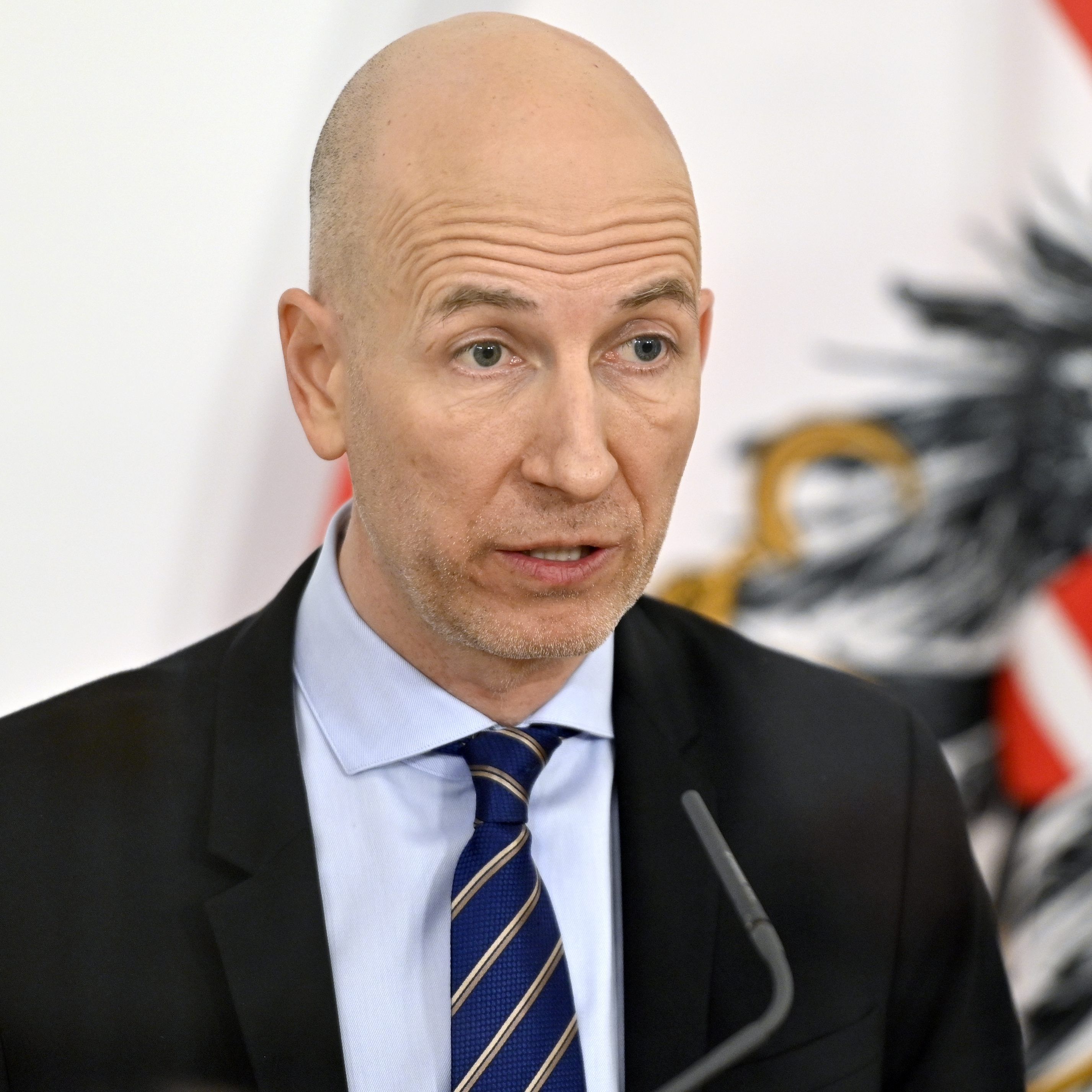 Pressekonferenz mit Kocher und Schramböck im Livestream.