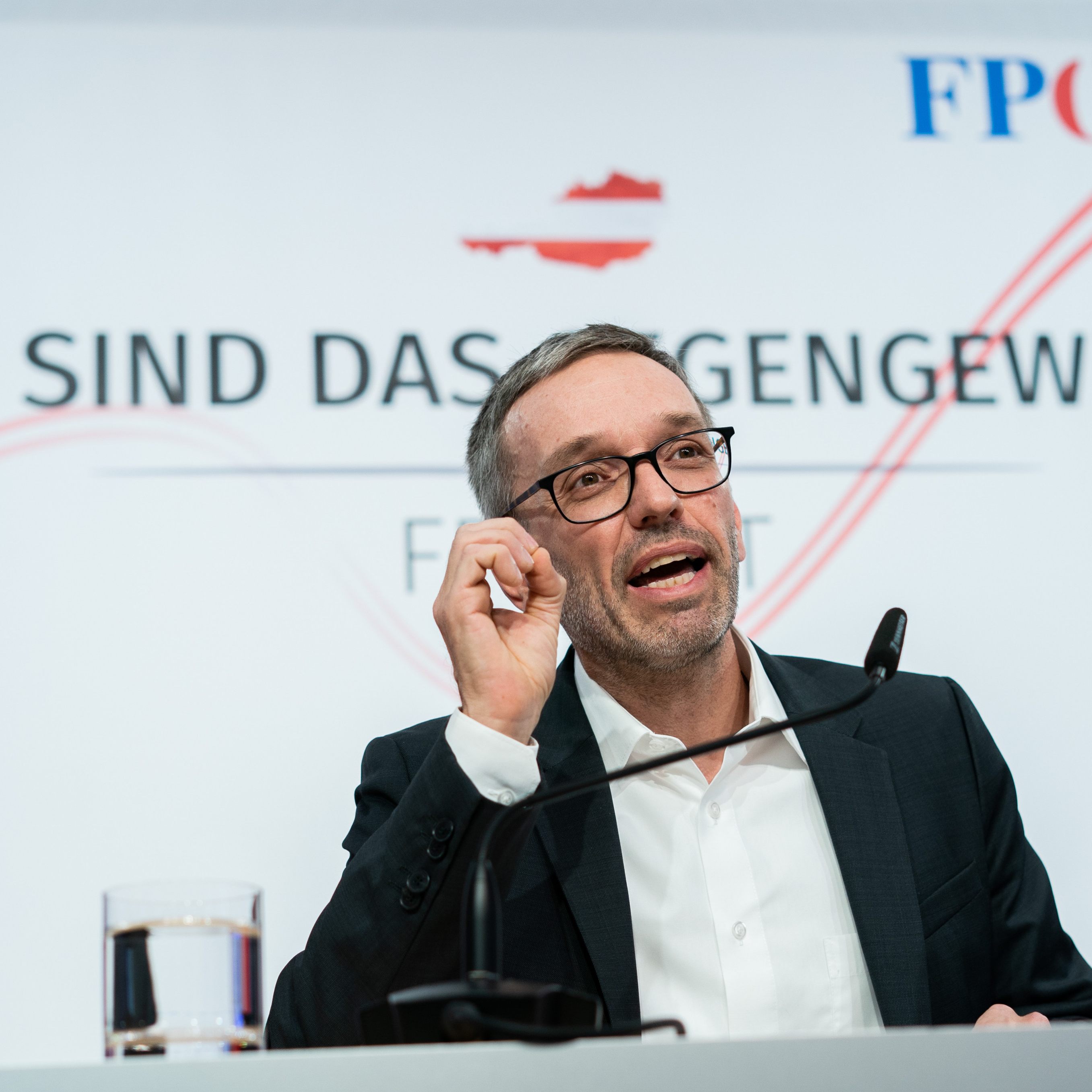 Unter anderem Herbert Kickl (FPÖ) kritisiert die Maßnahmen der Regierung scharf.