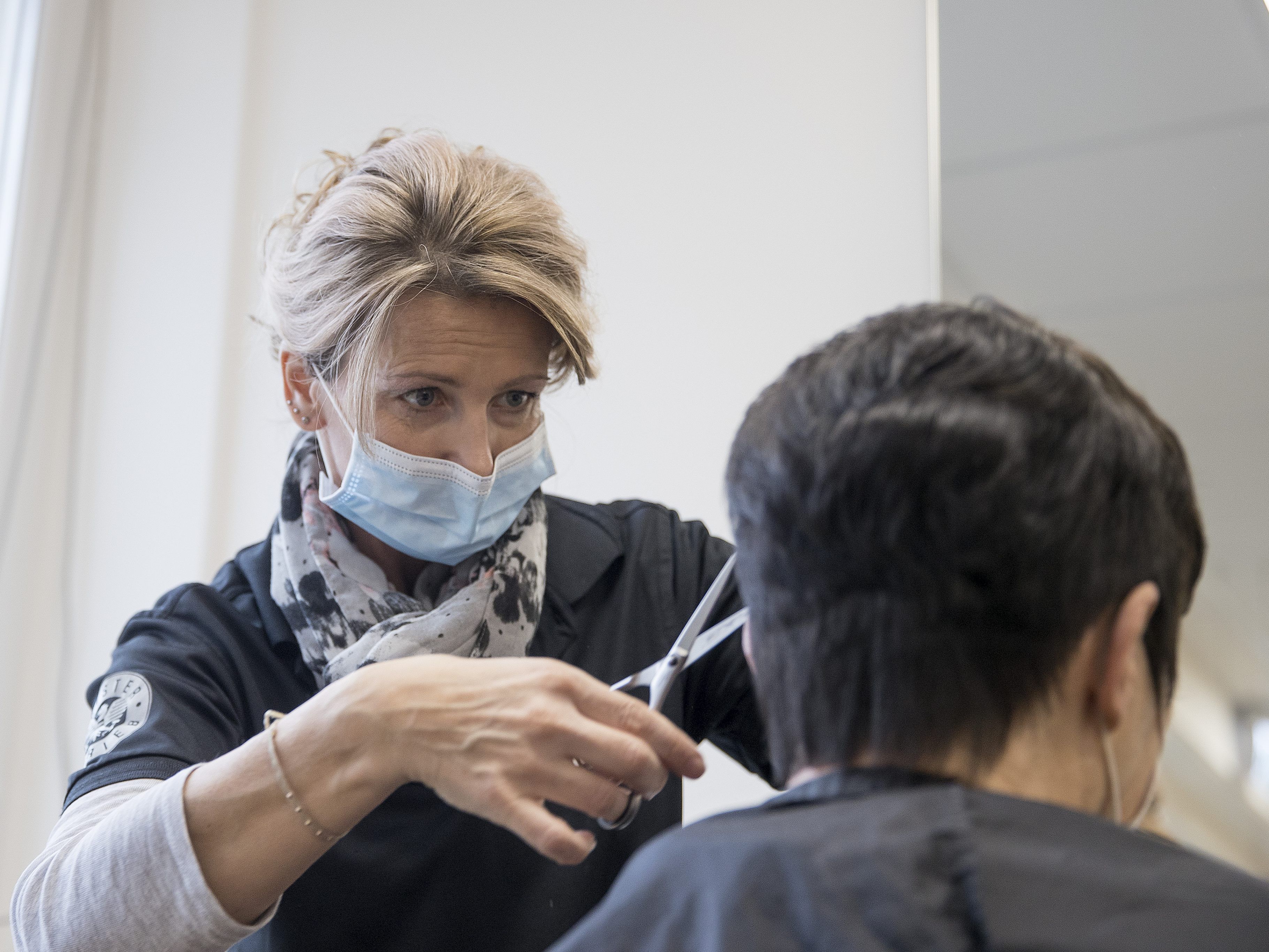 Viele Friseure bangen um ihre Existenz.