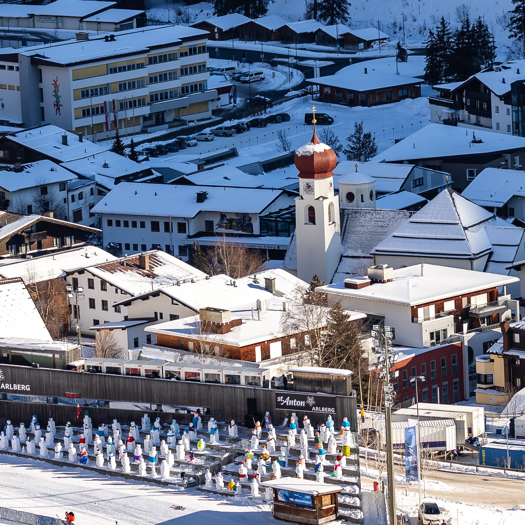 Junge Briten, Schweden und Dänen feiern in St. Anton.