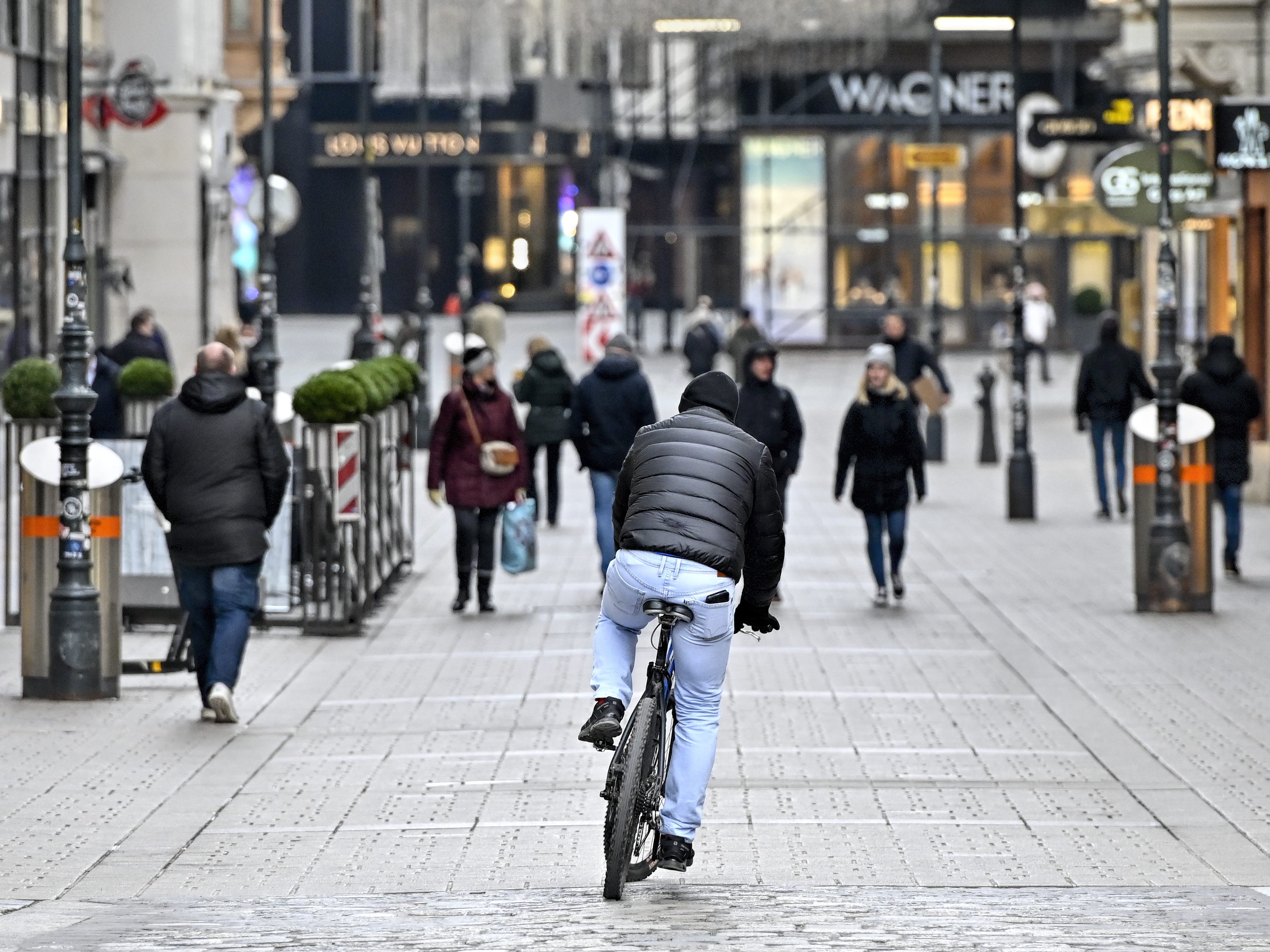 Eine R-Zahl von 1,0 bedeutet, dass pro Fall eine weitere Neuansteckung ausgelöst wird. Eine R-Zahl von 1,0 bedeutet, dass pro Fall eine weitere Neuansteckung ausgelöst wird.