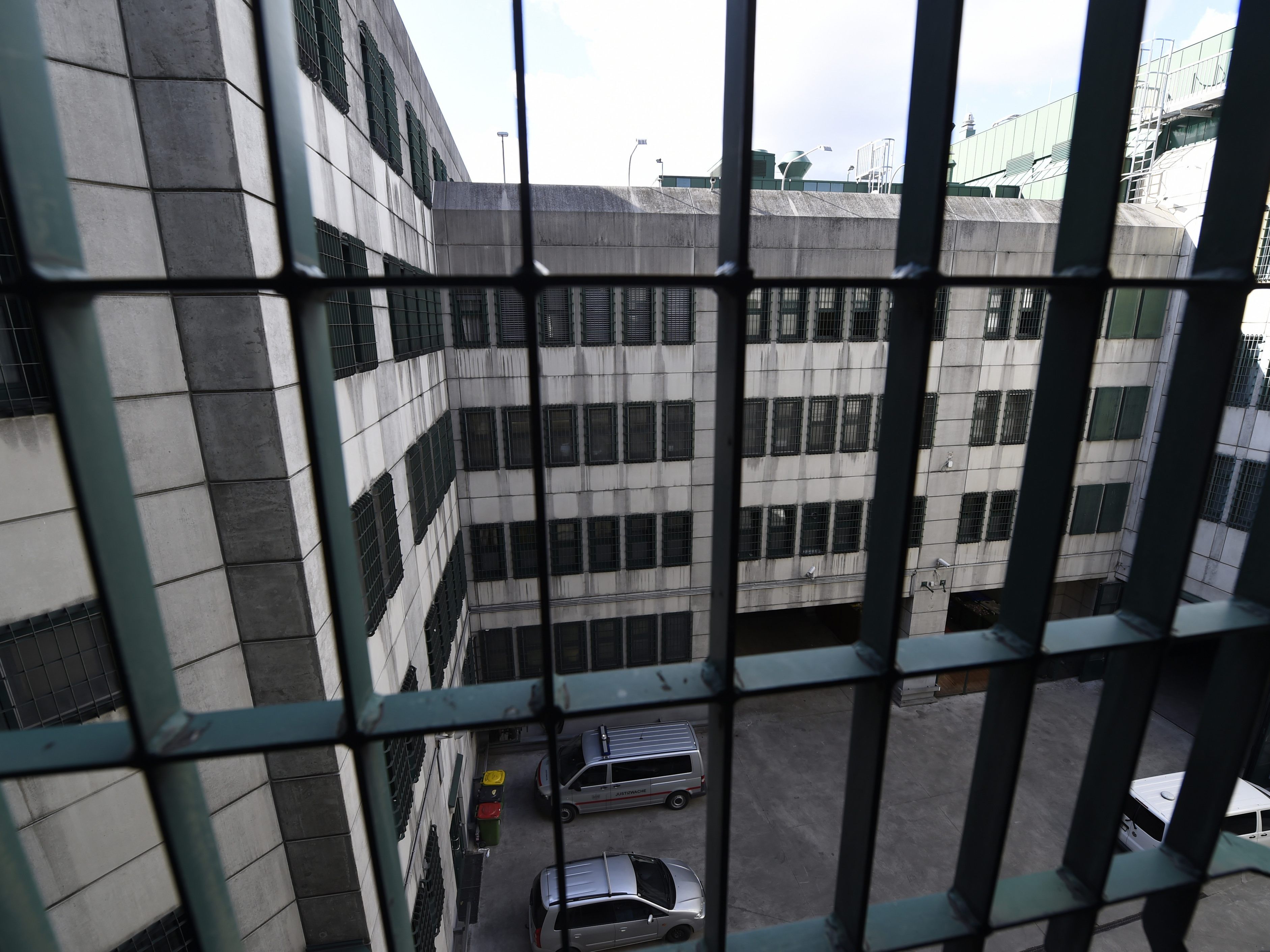 Die 72-Jährige soll auf ihren 84-jährigen Ehemann eingestochen haben.