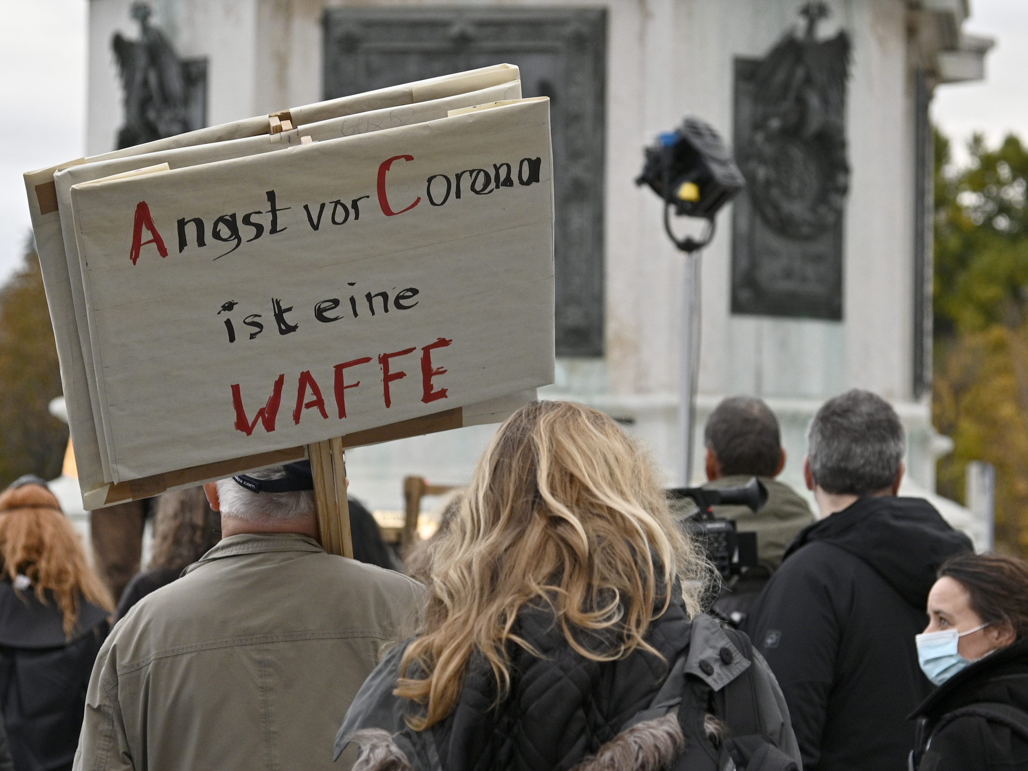 Am Wochenende findet in Wien eine Versammlung statt. Am Wochenende findet in Wien eine Versammlung statt.
