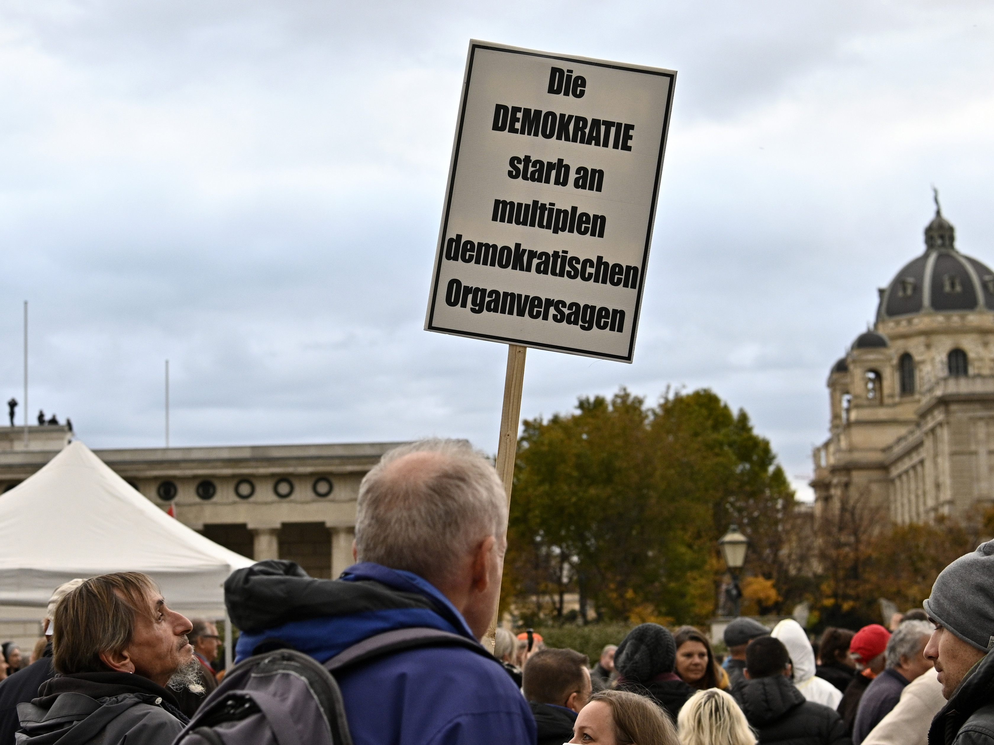 Der Innenminister verunglimpfe die Demonstranten pauschal, kritisiert die FPÖ. Der Innenminister verunglimpfe die Demonstranten pauschal, kritisiert die FPÖ.