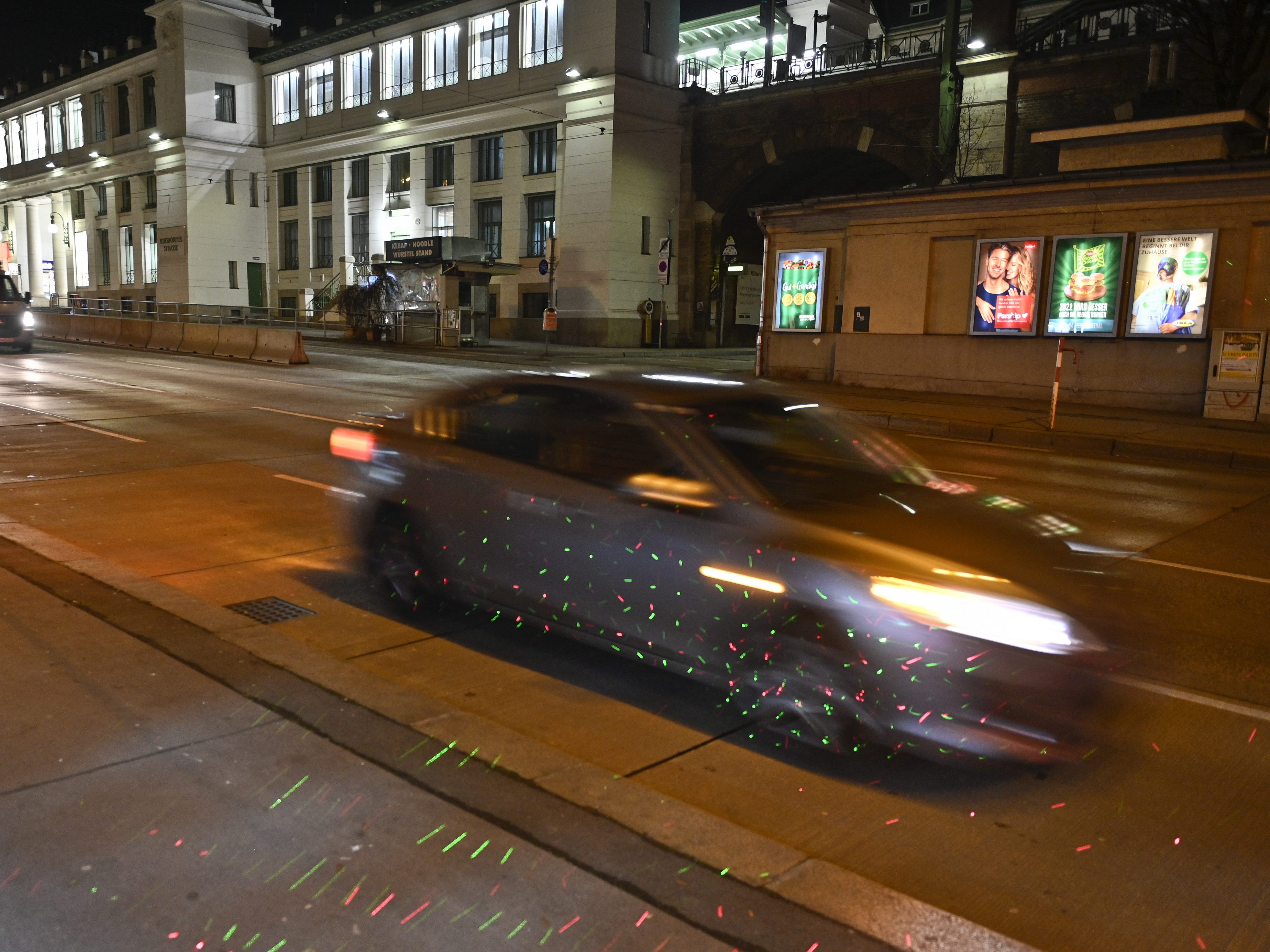 Bei der Kindesabnahme raste der Mann mehrfach mit dem Auto auf Polizisten zu. Bei der Kindesabnahme raste der Mann mehrfach mit dem Auto auf Polizisten zu.