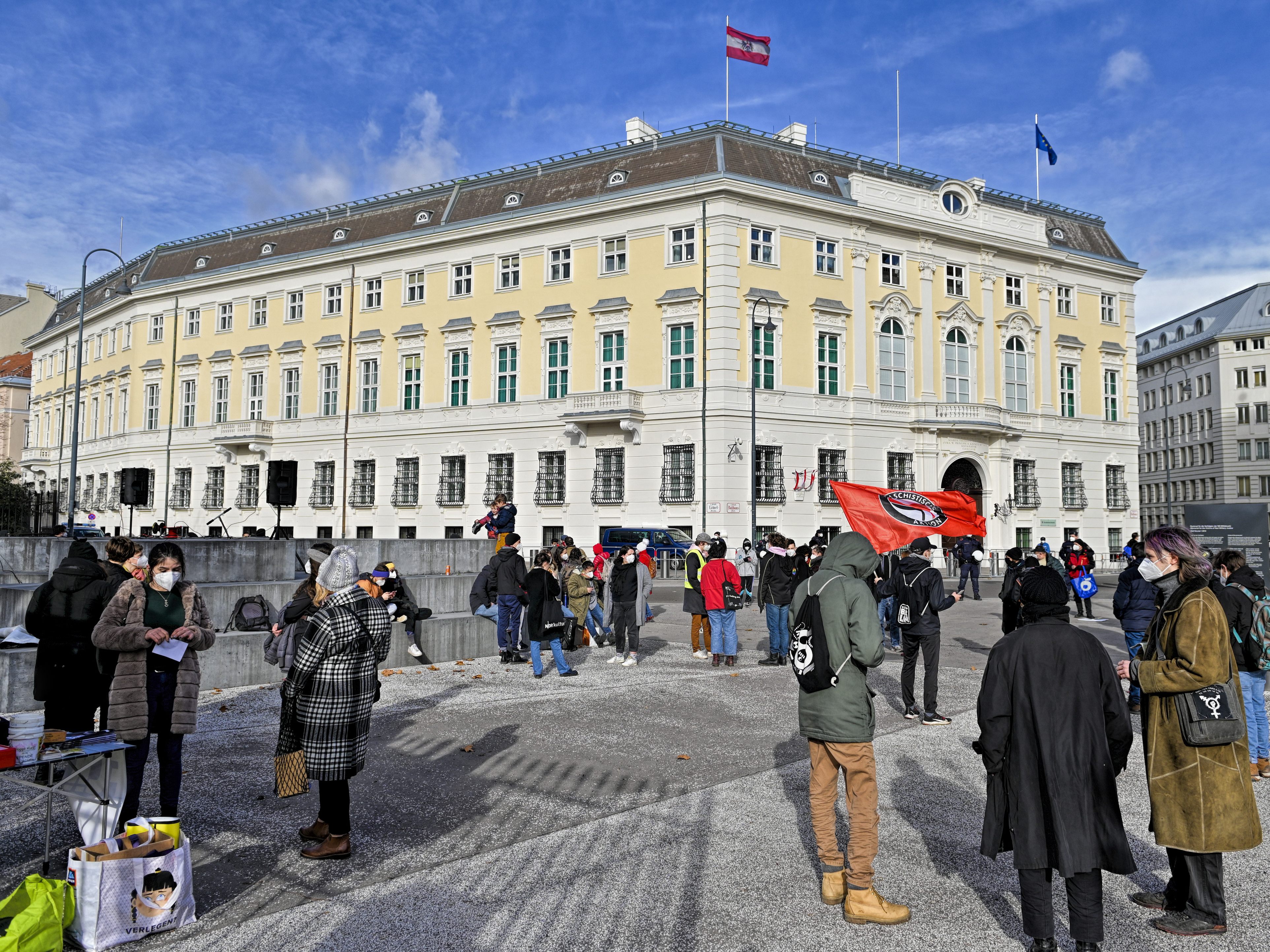 In Wien fanden mehrere kleinere Proteste statt. In Wien fanden mehrere kleinere Proteste statt.