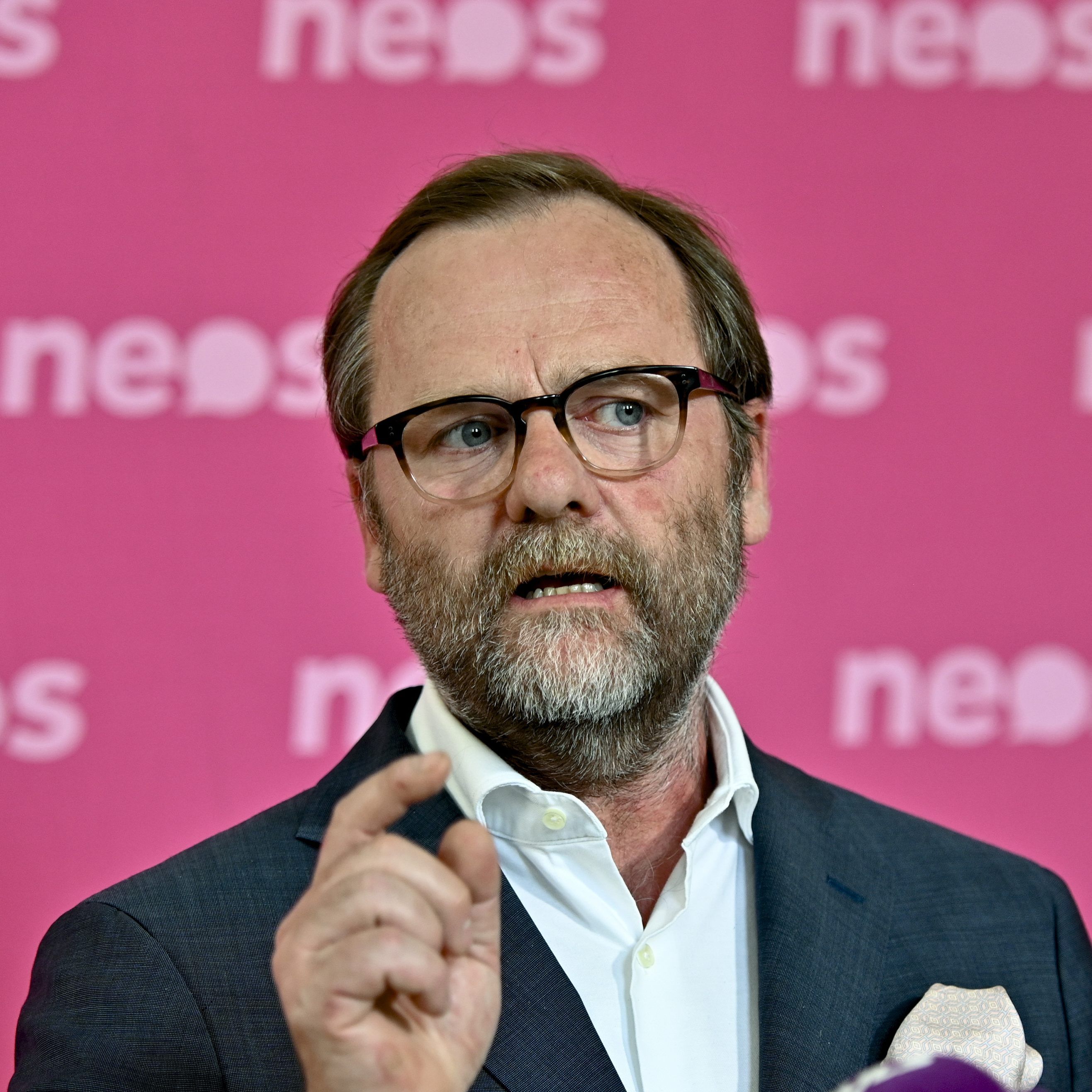 NEOS fordern eine Verlängerung der Steuerstunden bis Juni.