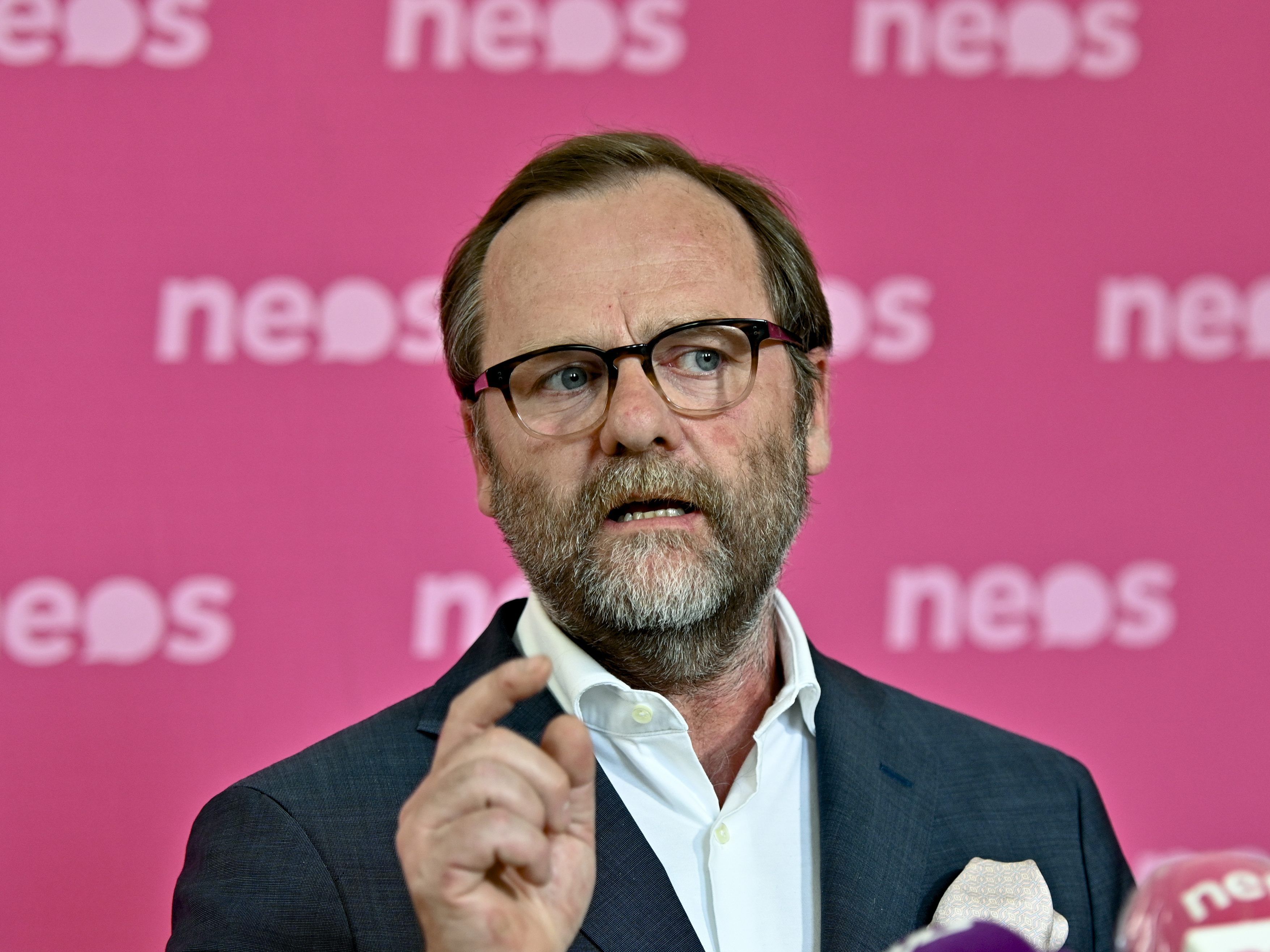 NEOS fordern eine Verlängerung der Steuerstunden bis Juni.