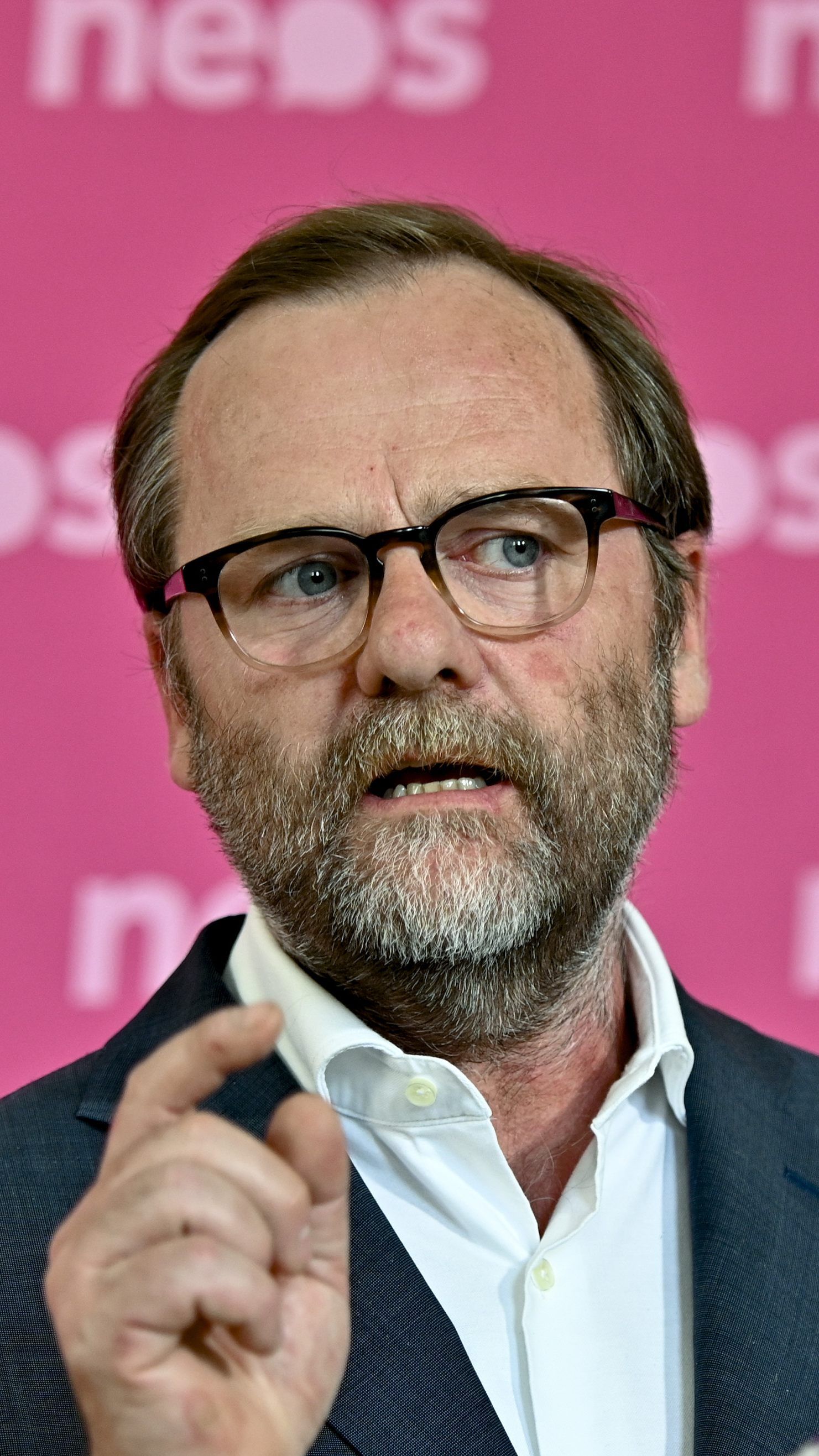 NEOS fordern eine Verlängerung der Steuerstunden bis Juni.