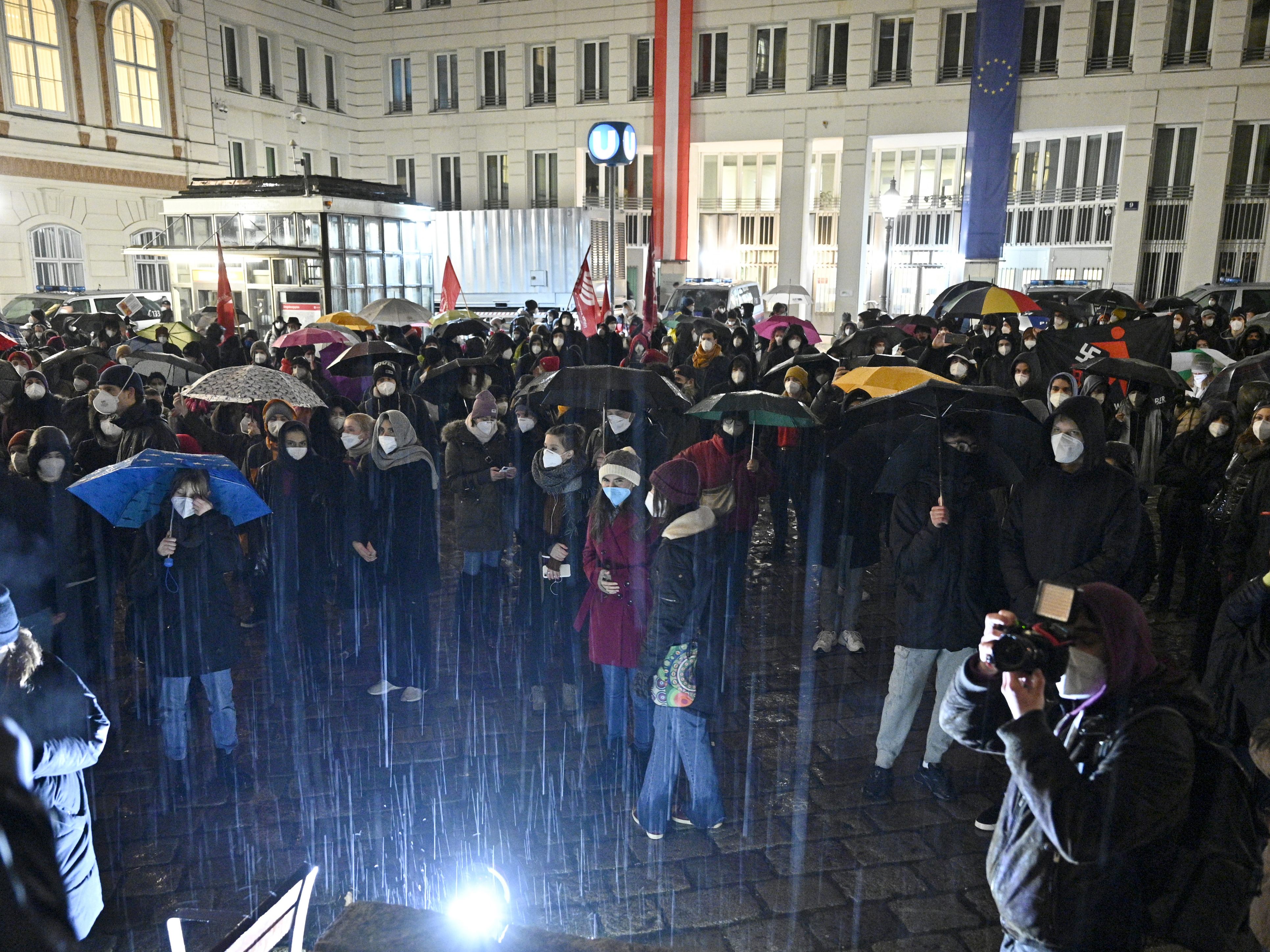 Am Donnerstag gab es mehrere Demos gegen die Abschiebung der Wiener Schülerinnen. Am Donnerstag gab es mehrere Demos gegen die Abschiebung der Wiener Schülerinnen.
