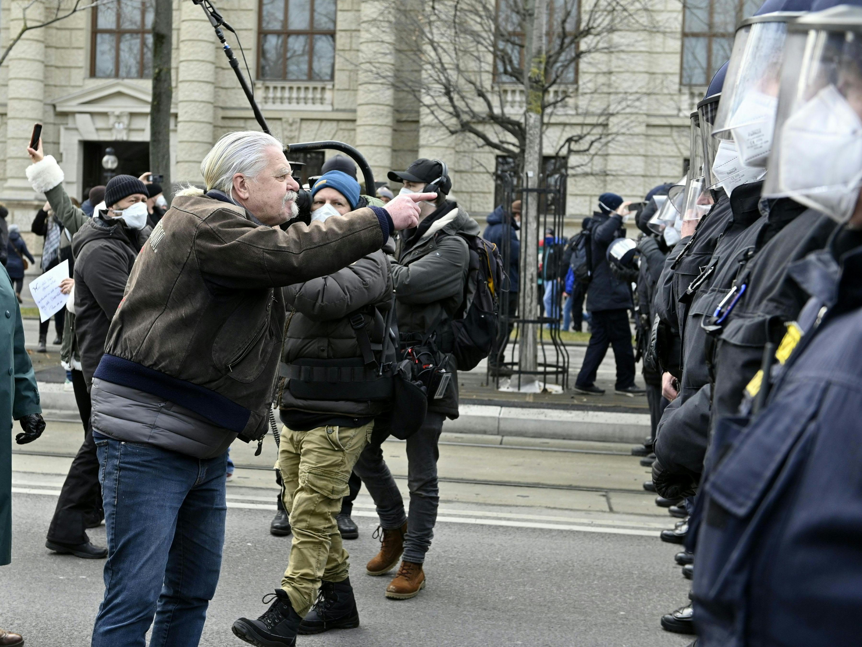 Die Anti-Corona-Maßnahmen-"Spaziergänger" in Wien verhielten sich zunehmend aggressiv. Die Anti-Corona-Maßnahmen-"Spaziergänger" in Wien verhielten sich zunehmend aggressiv.
