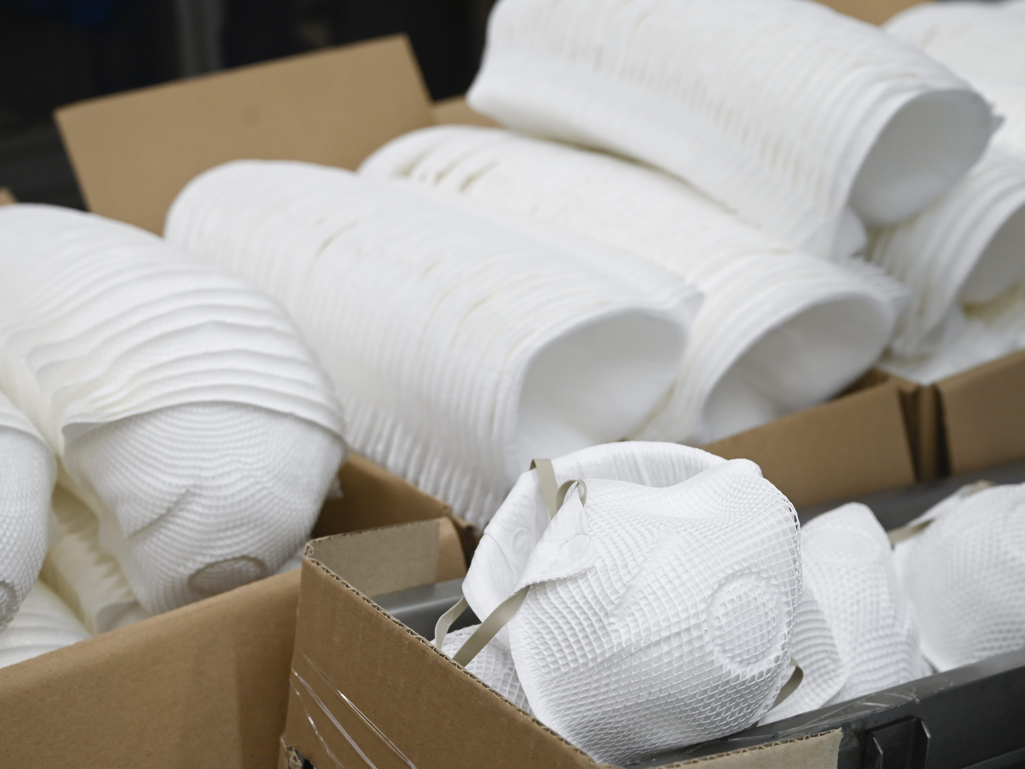 Die Regierung will eine große Mengen an Gratismasken zur Verfügung stellen.