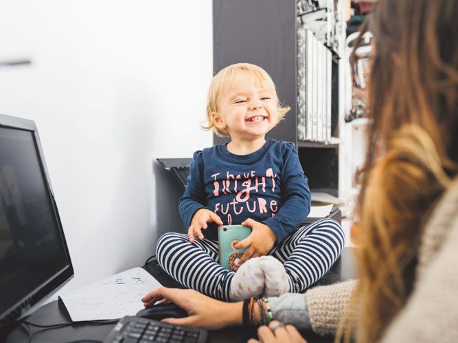 Arbeiten und gleichzeitig dem Kind die nötige Aufmerksamkeit schenken? Das überfordert letztendlich alle Beteiligten. (Foto: Josep Rovirosa / picturedesk.com)