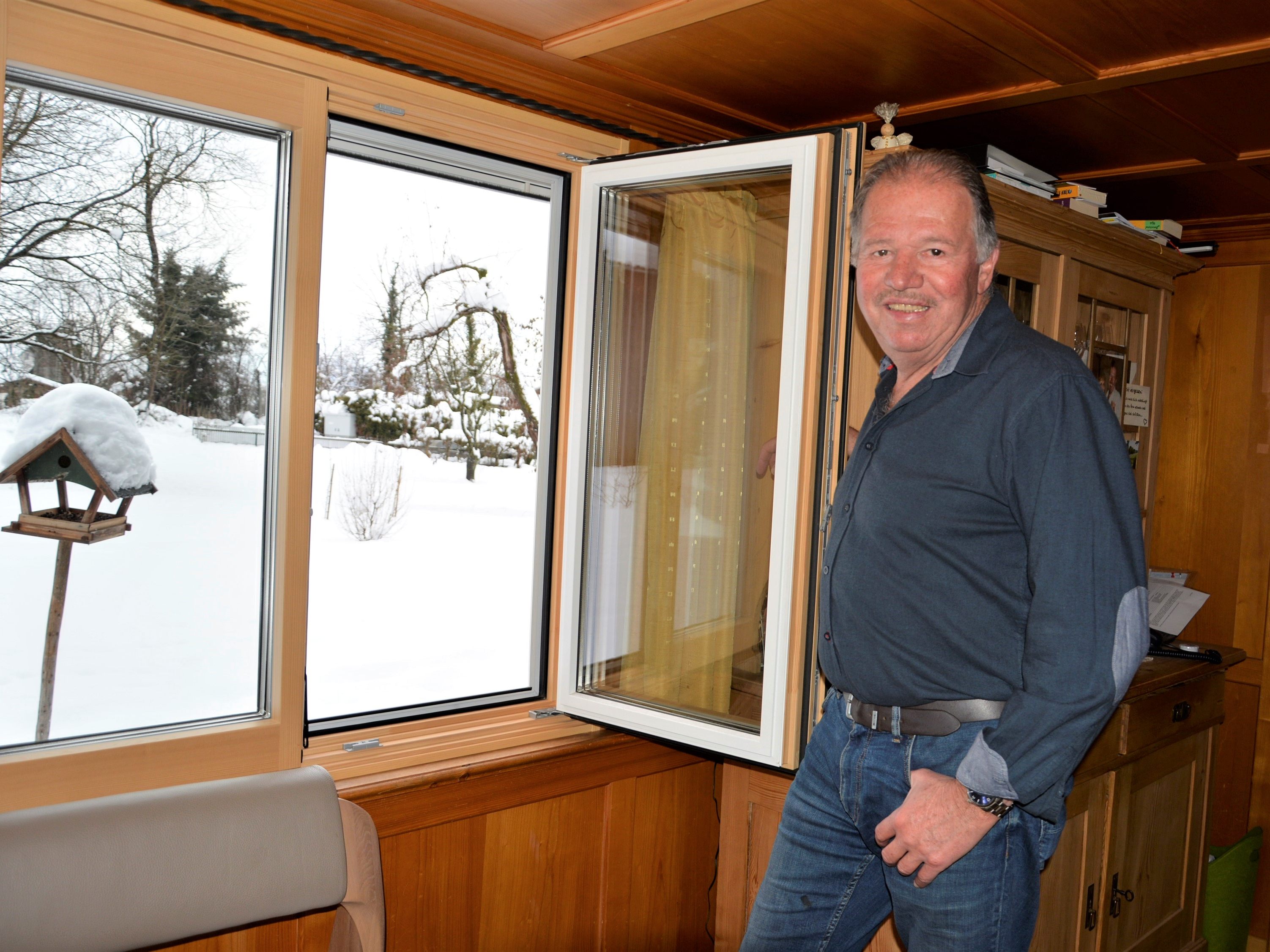Bernhard Köb wirft einen Blick von der bäuerlichen Stube nach draußen in den Garten.