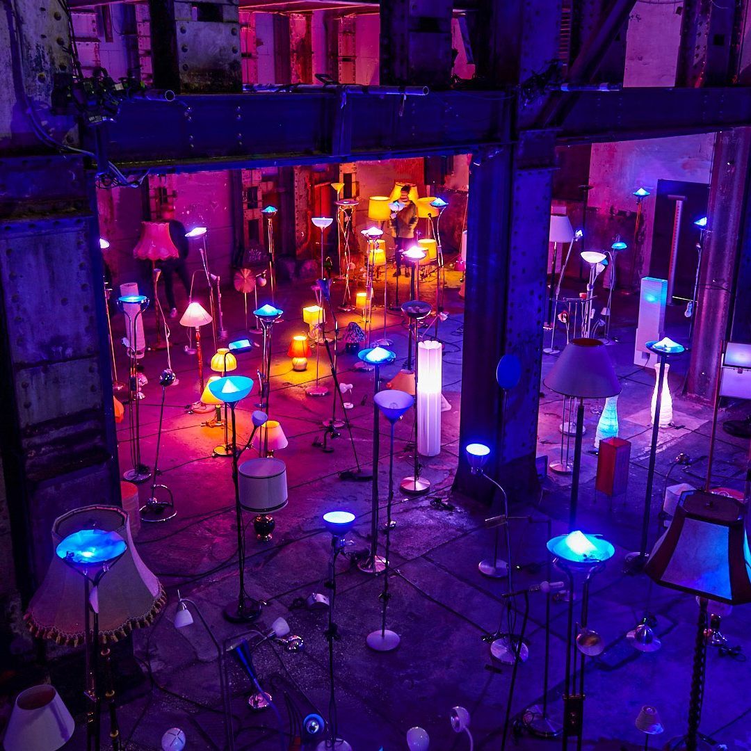 Konzeptkünstler Johannes Rass bespielt alte Stehlampen mit dreidimensionaler Licht