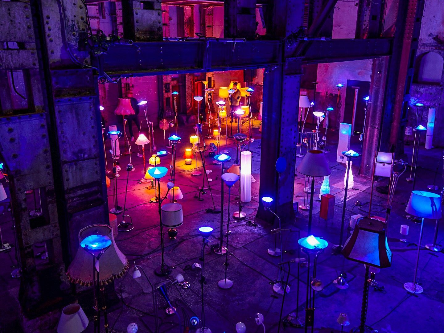 Konzeptkünstler Johannes Rass bespielt alte Stehlampen mit dreidimensionaler Licht Konzeptkünstler Johannes Rass bespielt alte Stehlampen mit dreidimensionaler Licht